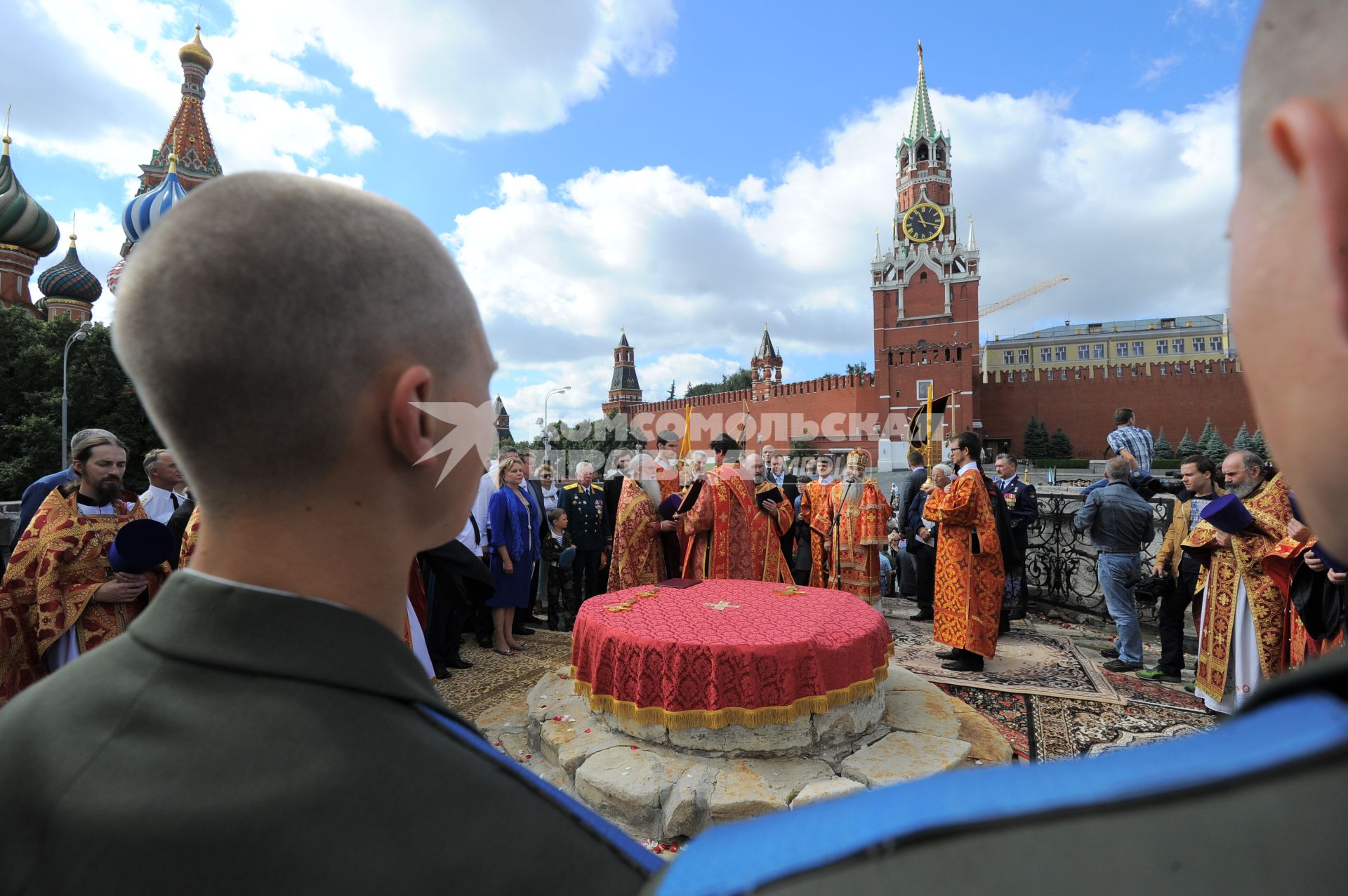 Красная площадь.  Празднование Дня Воздушно-десантных войск РФ .  На снимке: литургия по павшим воинам