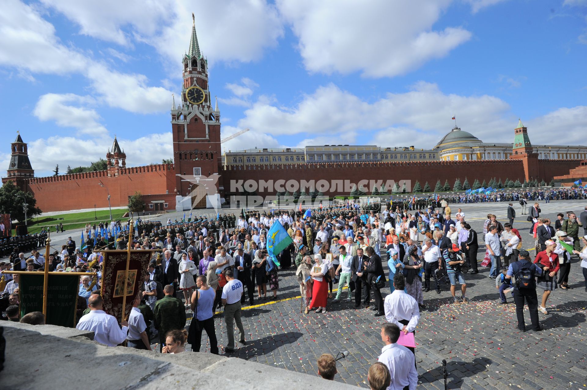 Красная площадь.  Празднование Дня Воздушно-десантных войск РФ .  На снимке: литургия по павшим воинам