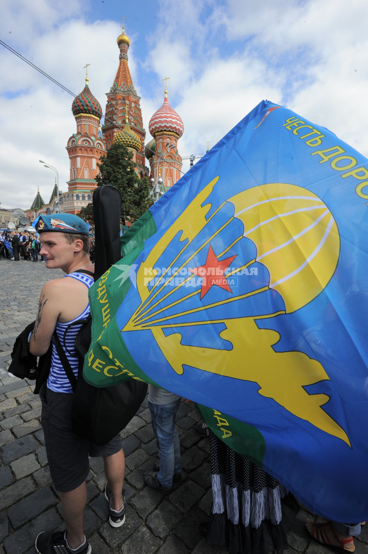 Красная площадь.  Празднование Дня Воздушно-десантных войск РФ .  На снимке: флаг ВДВ.