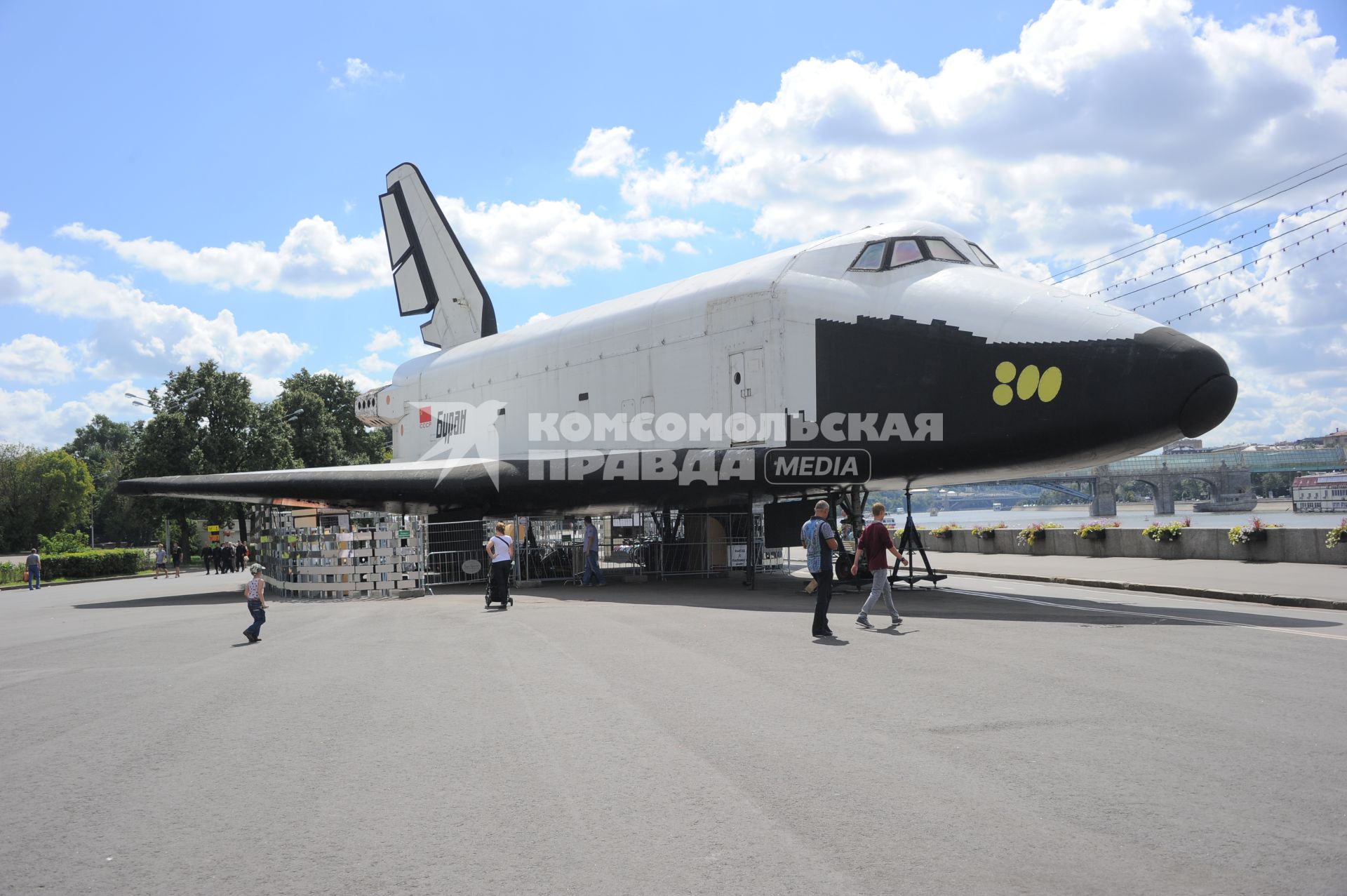 В ЦПКиО им. Горького.  Ммакет космического корабля многоразового использования `Буран`.