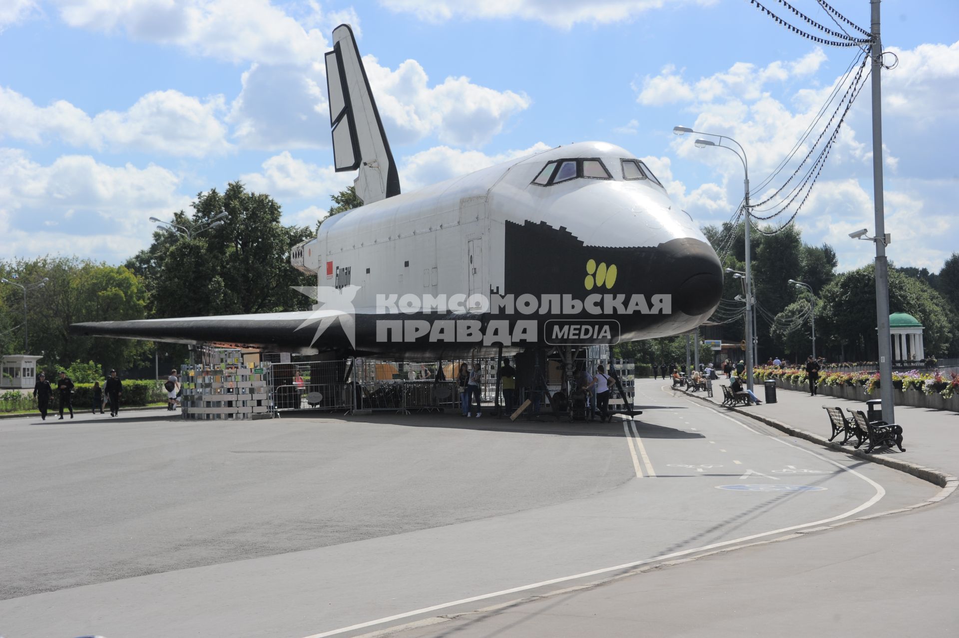 В ЦПКиО им. Горького.  Ммакет космического корабля многоразового использования `Буран`.