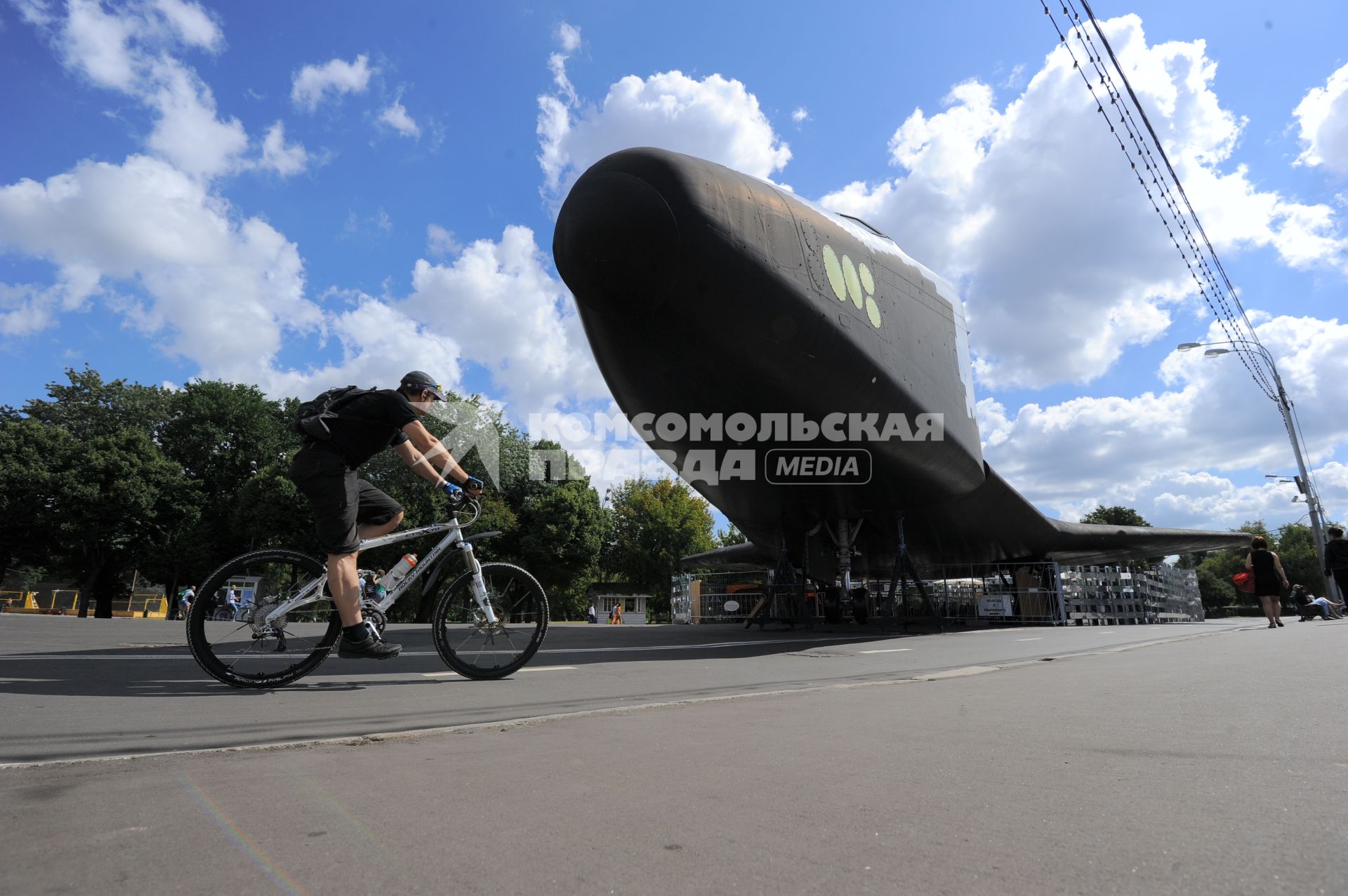 В ЦПКиО им. Горького.  Ммакет космического корабля многоразового использования `Буран`.