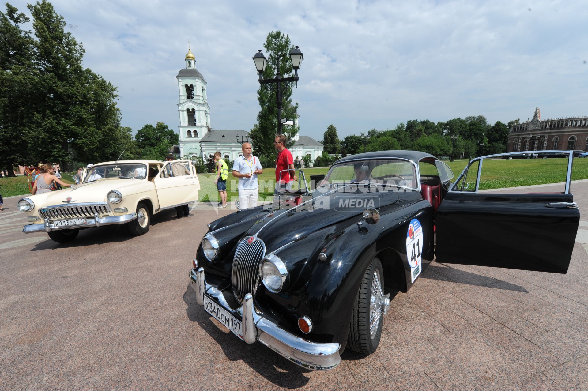 Музей-заповедник `Царицыно`. Ралли старинных автомобилей Bosch Moskau Klassik. На снимке: автомобиль Jaguar.