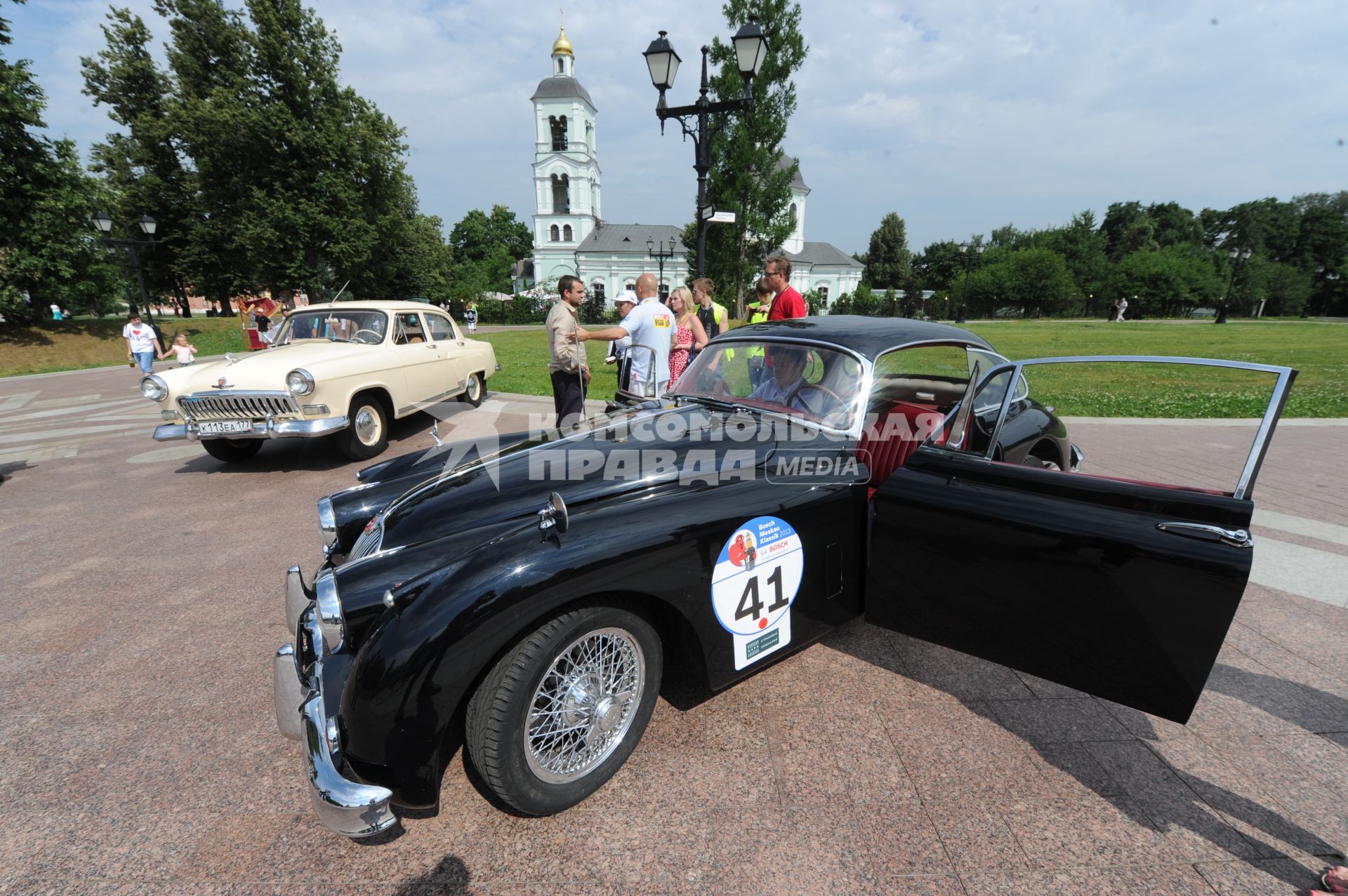 Музей-заповедник `Царицыно`. Ралли старинных автомобилей Bosch Moskau Klassik. На снимке: автомобиль Jaguar.