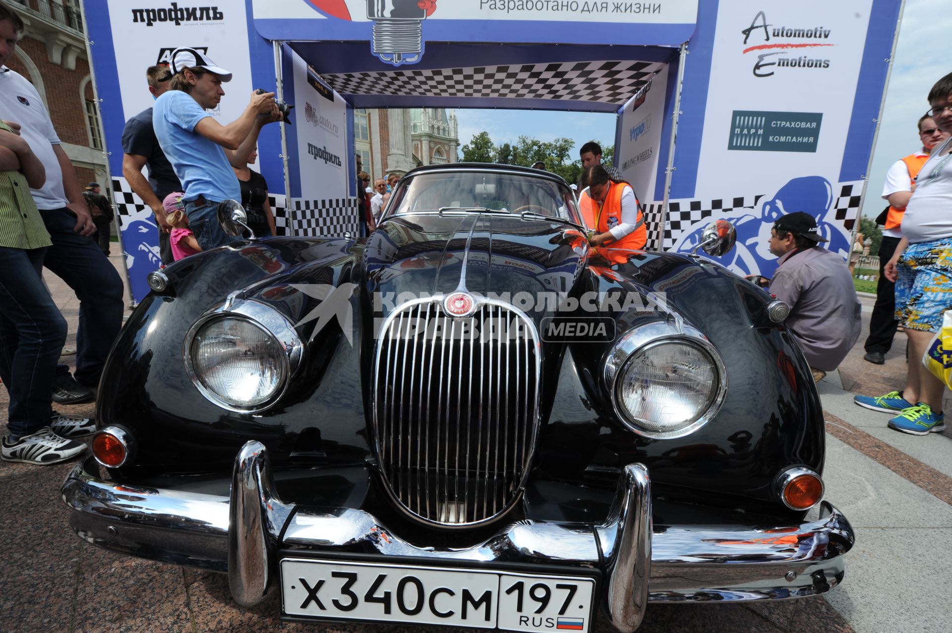 Музей-заповедник `Царицыно`. Ралли старинных автомобилей Bosch Moskau Klassik. На снимке: автомобиль Jaguar.