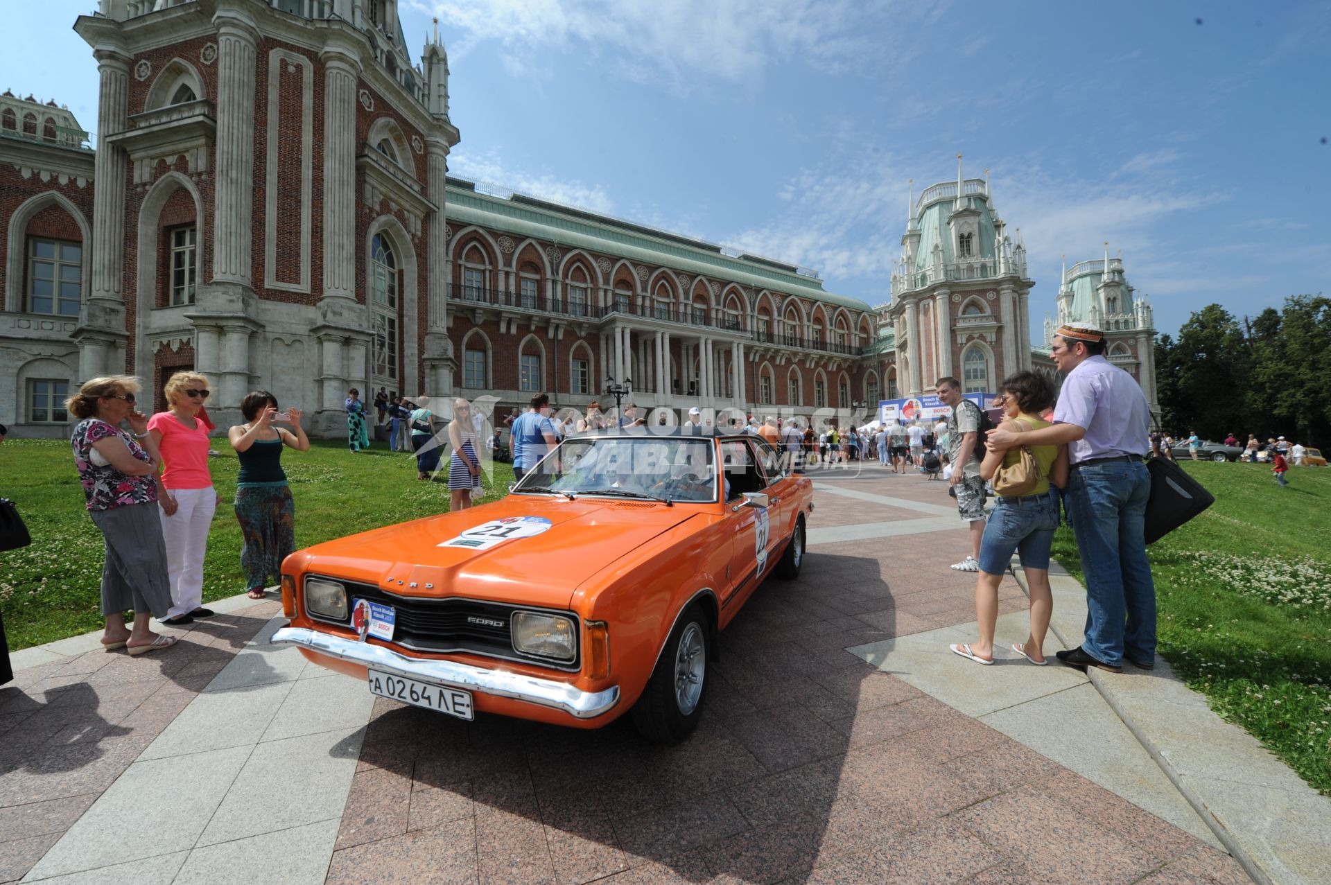 Музей-заповедник `Царицыно`. Ралли старинных автомобилей Bosch Moskau Klassik. На снимке: автомобиль Ford