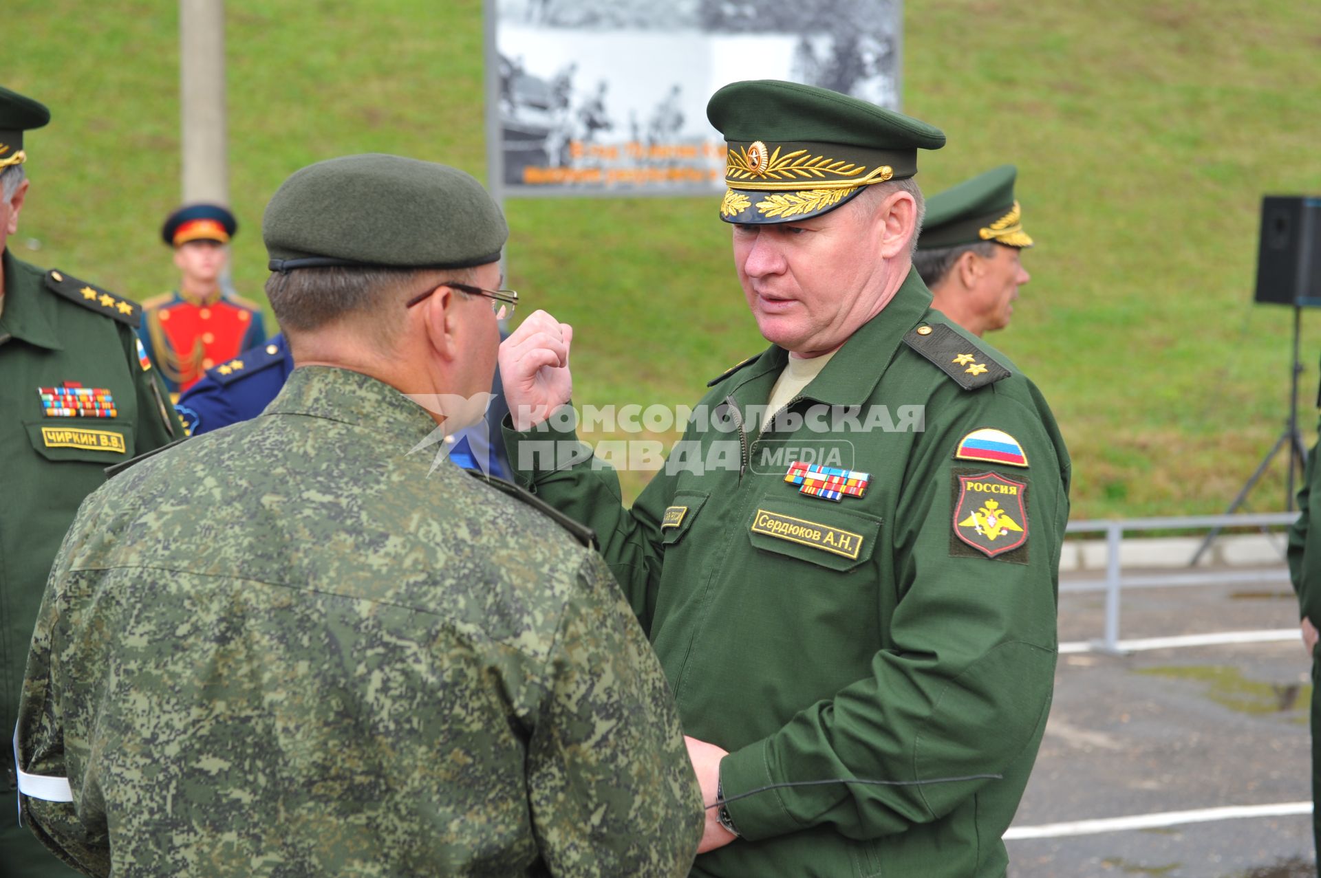 Алабино. Перед началом соревнований по танковому биатлону. На снимке:  командующий 5-й Краснознаменной общевойсковой армией, генерал-майор Андрей Сердюков.