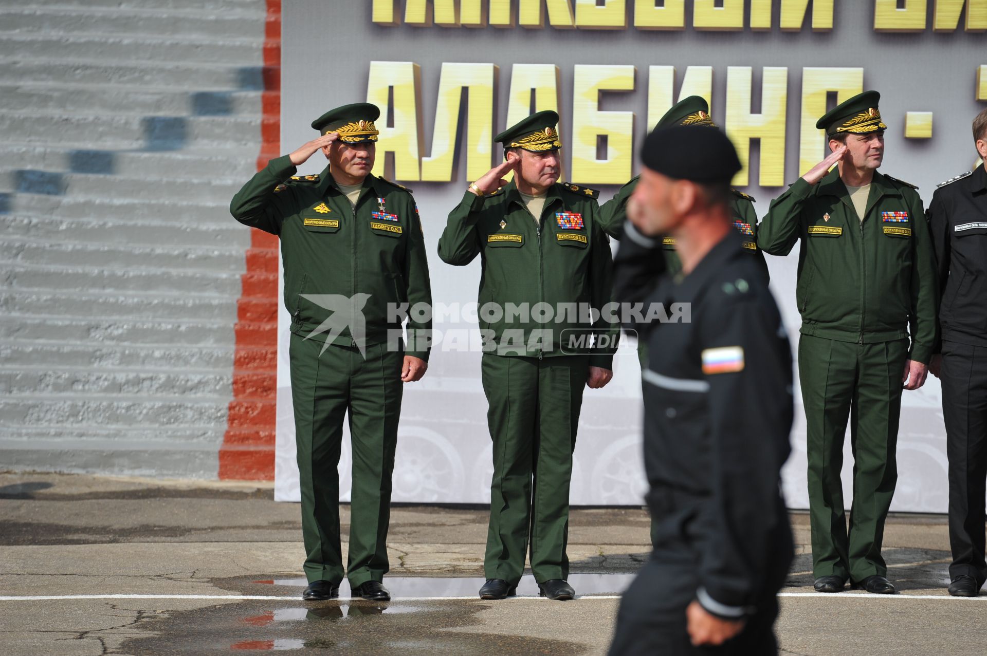 Алабино. Перед началом соревнований по танковому биатлону. На снимке (слева направо): министр обороны РФ, генерал армии Сергей Шойгу, заместитель министра обороны РФ, генерал армии Дмитрий Булгаков и заместитель министра обороны РФ, генерал-полковник Олег Остапенко.