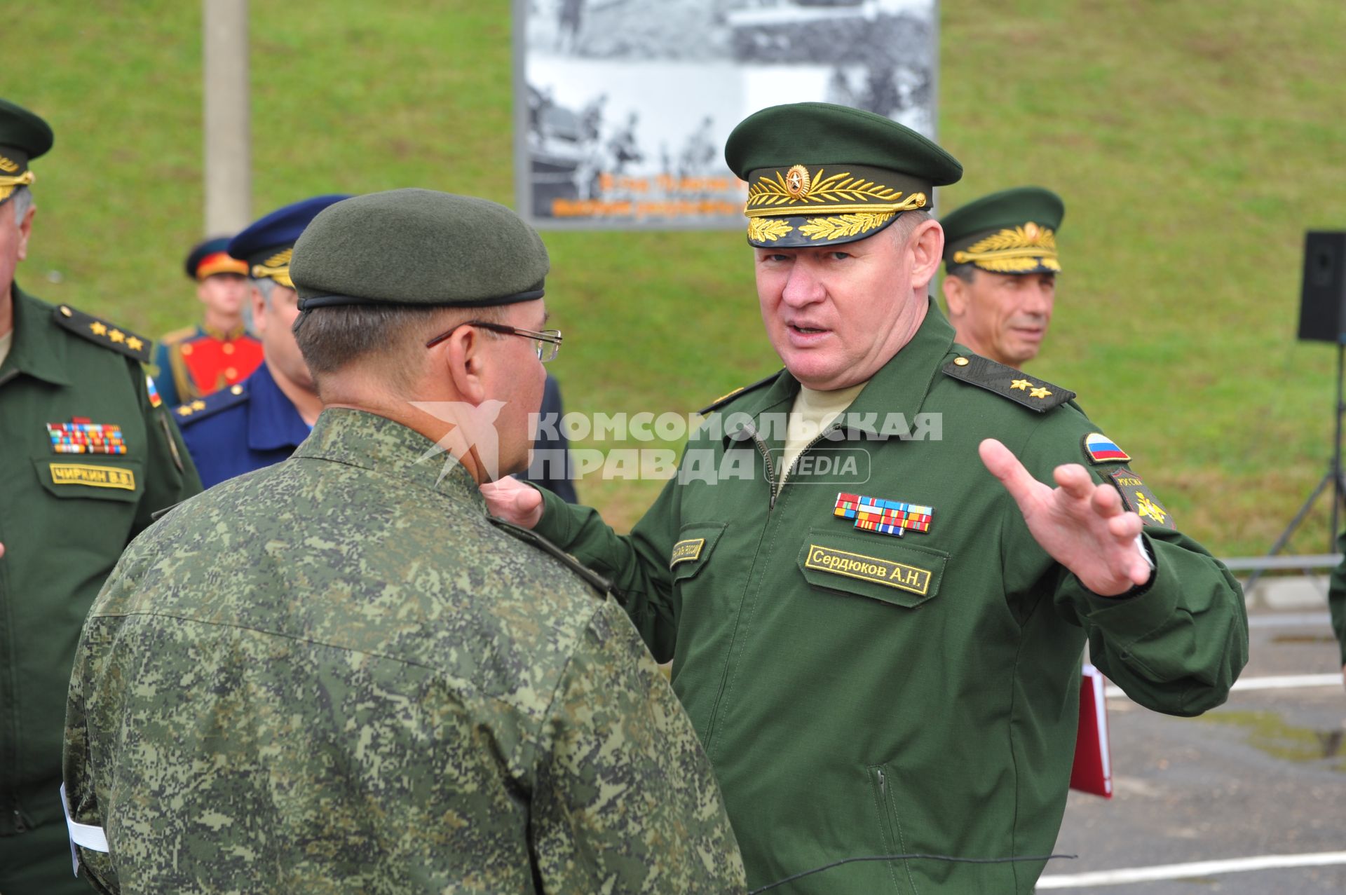 Алабино. Перед началом соревнований по танковому биатлону. На снимке:  командующий 5-й Краснознаменной общевойсковой армией, генерал-майор Андрей Сердюков.