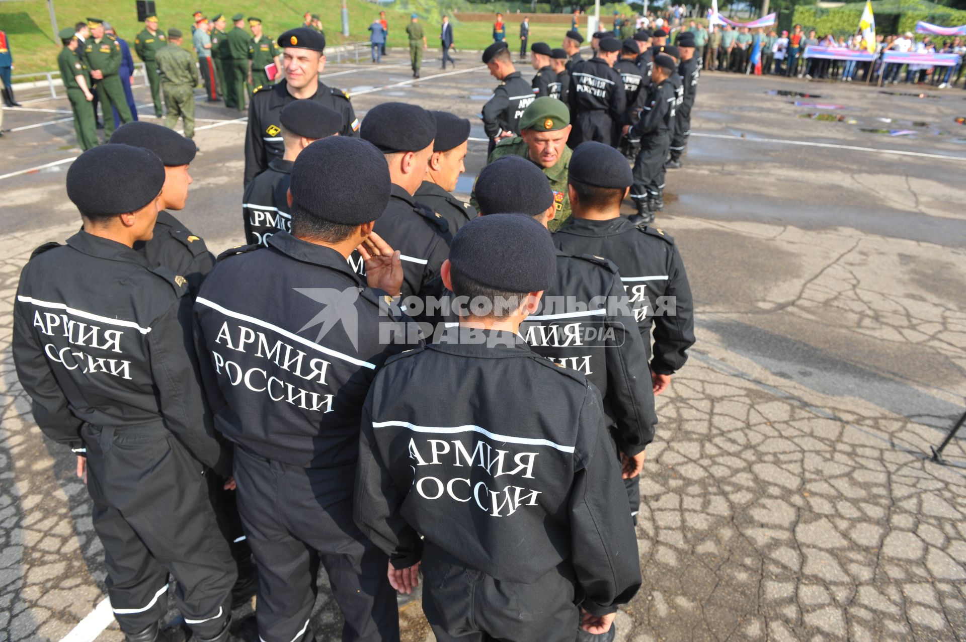 Алабино. Перед началом соревнований по танковому биатлону. На снимке: военнослужащие танковых войск.