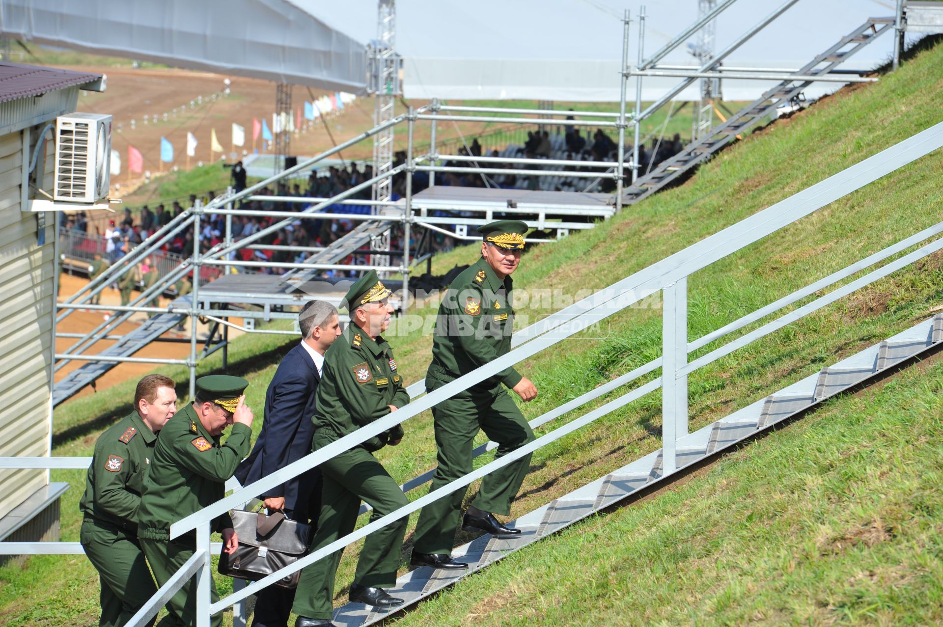 Алабино. Соревнования по танковому биатлону. На снимке: командующий войсками Западного военного округа,
генерал-полковник Анатолий Сидоров (второй слева), первый заместитель министра обороны РФ, генерал-армии Аркадий Бахин (второй справа) и министр обороны РФ, генерал армии Сергей Шойгу (справа).