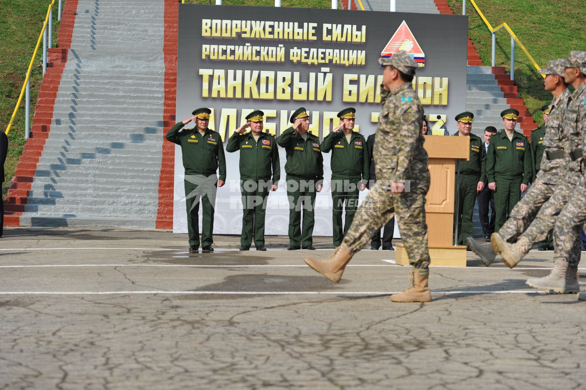 Алабино. Перед началом соревнований по танковому биатлону. На снимке (слева направо): министр обороны РФ, генерал армии Сергей Шойгу, заместитель министра обороны РФ, генерал армии Дмитрий Булгаков, первый заместитель министра обороны РФ, генерал-армии Аркадий Бахин и заместитель министра обороны РФ, генерал-полковник Олег Остапенко.