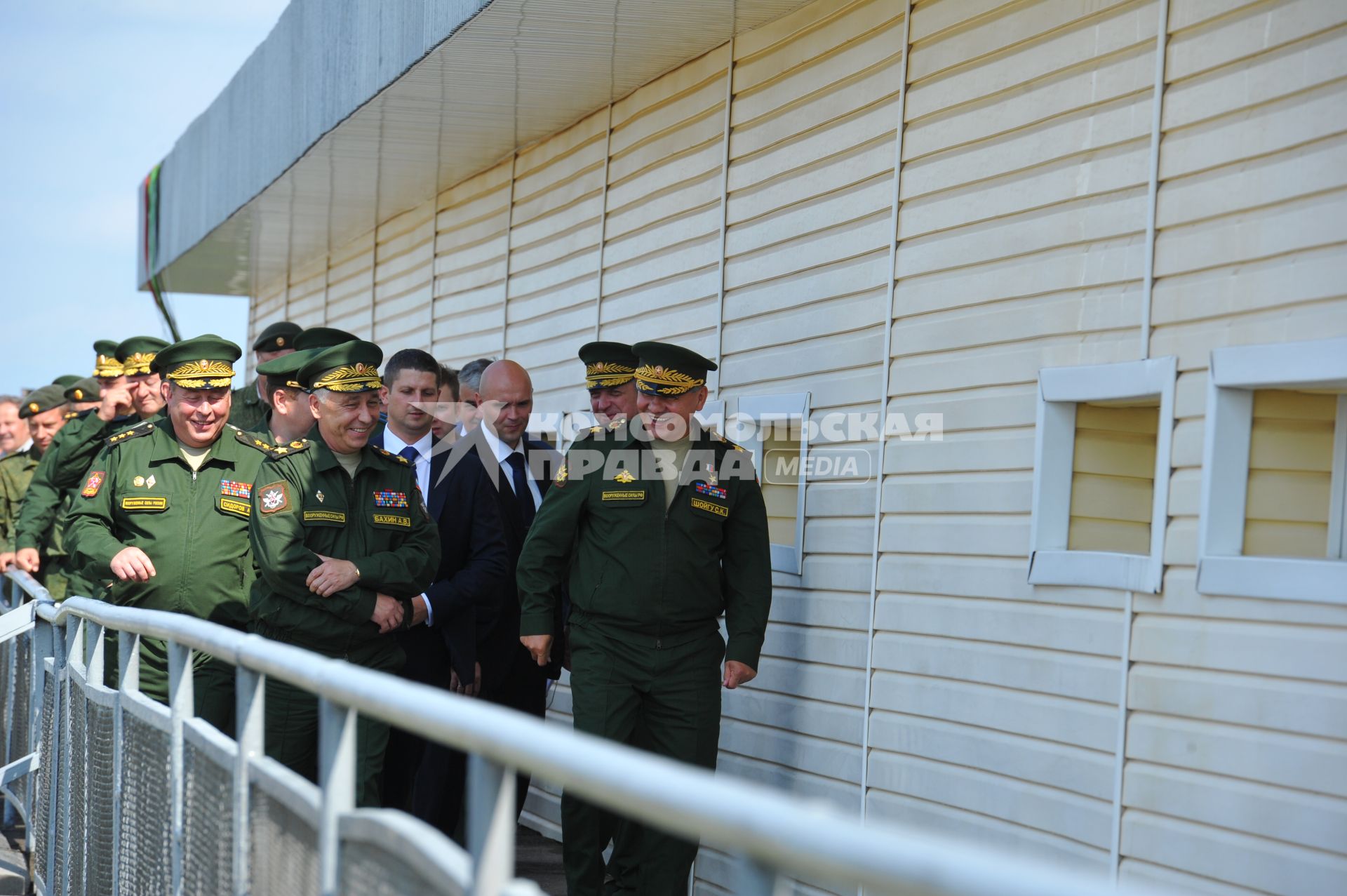 Алабино. Соревнования по танковому биатлону. На снимке: командующий войсками Западного военного округа,
генерал-полковник Анатолий Сидоров (слева), первый заместитель министра обороны РФ, генерал-армии Аркадий Бахин (второй слева) и министр обороны РФ, генерал армии Сергей Шойгу (справа).