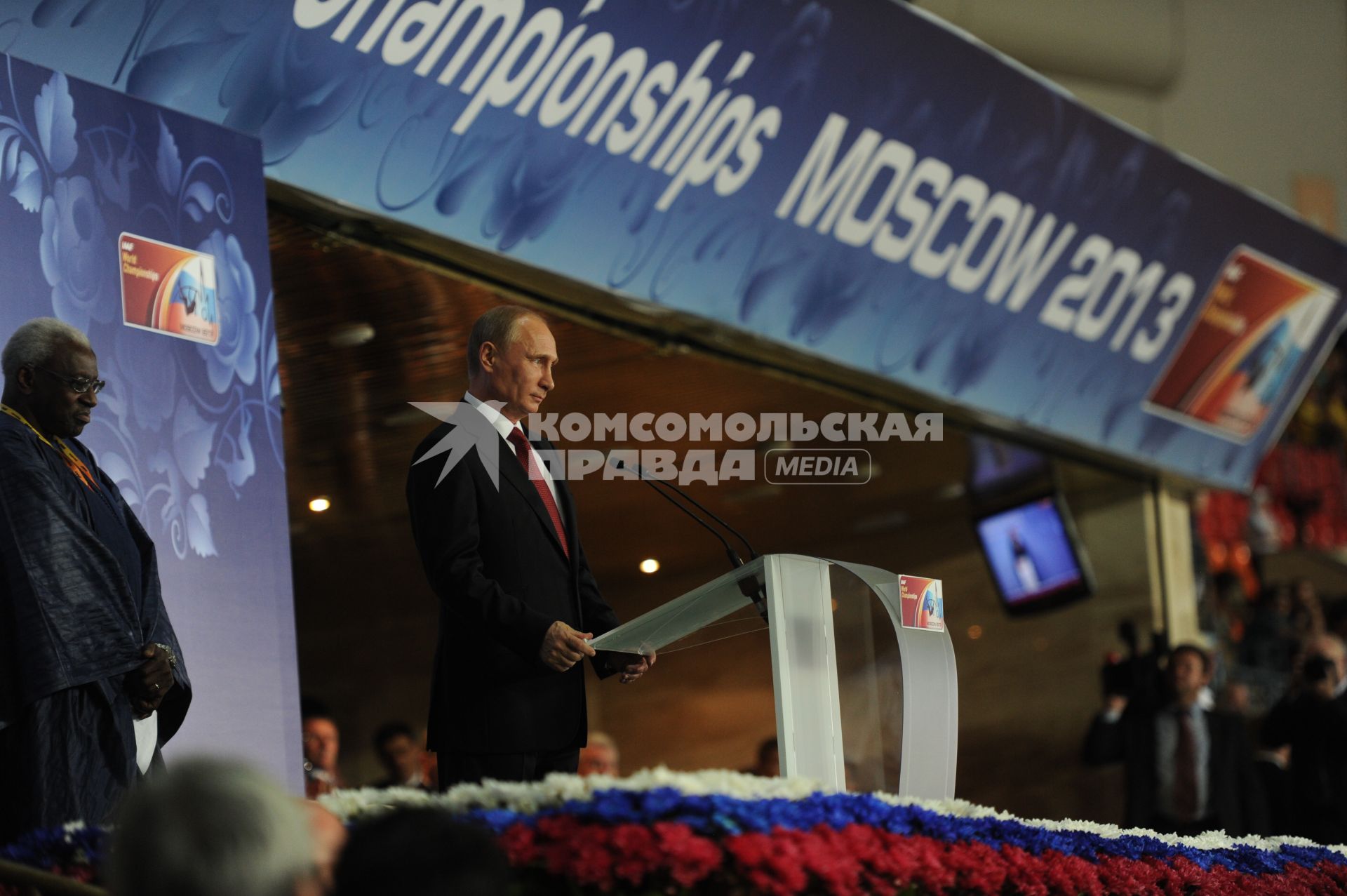 СК \"Лужники\".  Церемония открытия чемпионата мира по легкой атлетике 2013. На снимке:  глава Международной ассоциации легкоатлетических федераций (IAAF) Ламин Диак и президент России Владимир Путин (слева направо)