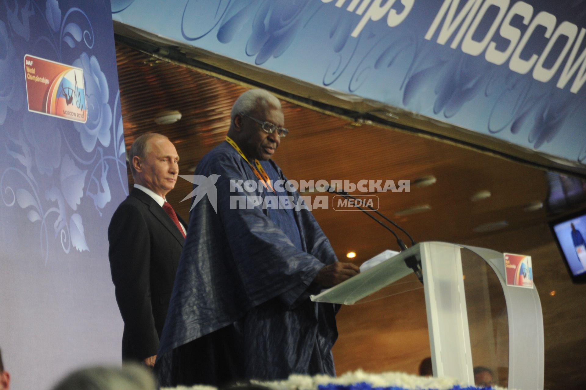 СК \"Лужники\".  Церемония открытия чемпионата мира по легкой атлетике 2013. На снимке:  президент России Владимир Путин и глава Международной ассоциации легкоатлетических федераций (IAAF) Ламин Диак (слева направо)