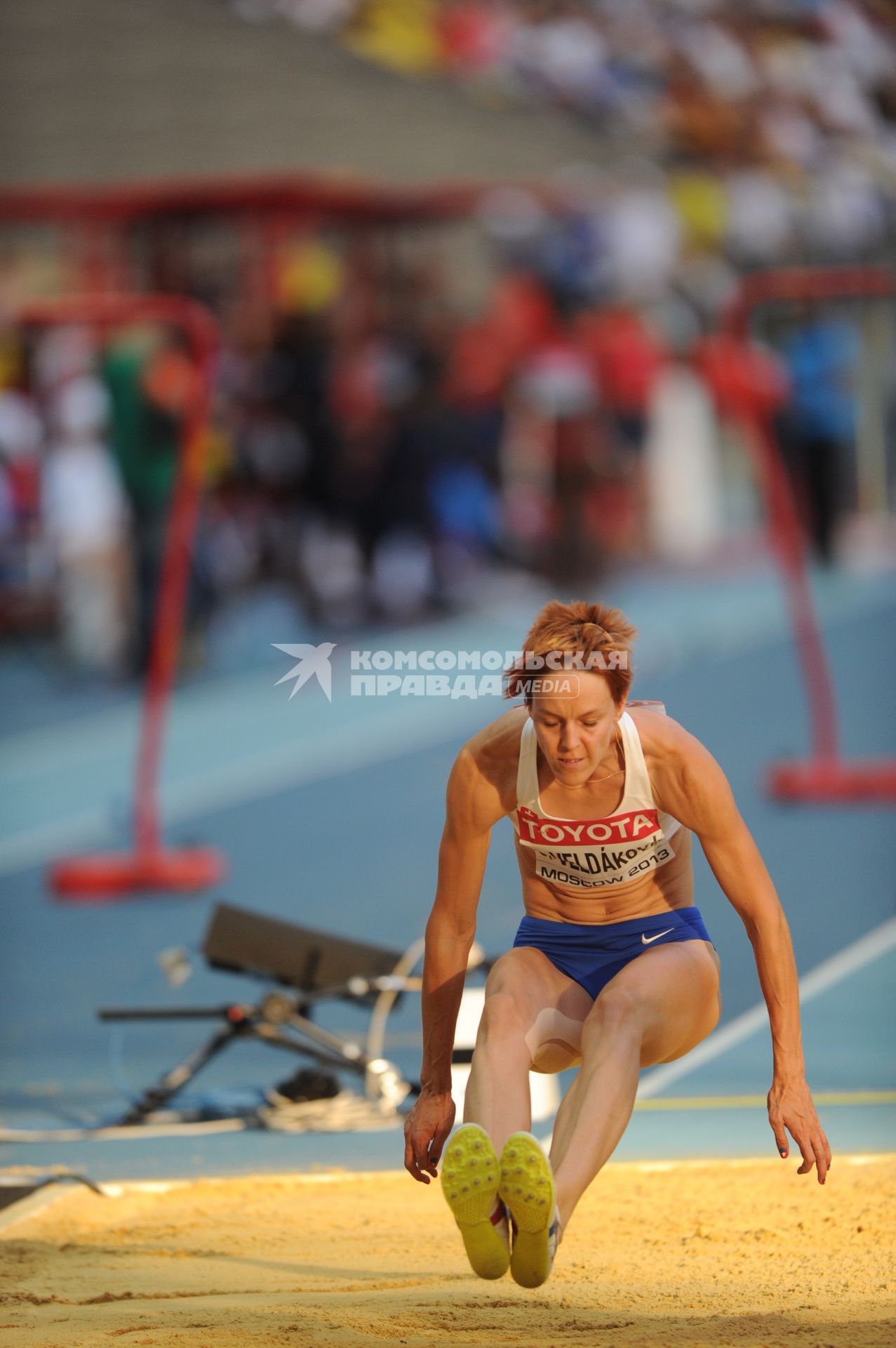 СК \"Лужники\".  Церемония открытия чемпионата мира по легкой атлетике 2013.  Квалификационный раунд по прыжкам в длину. На снимке: спортсменка из Словении Яна Велдакова