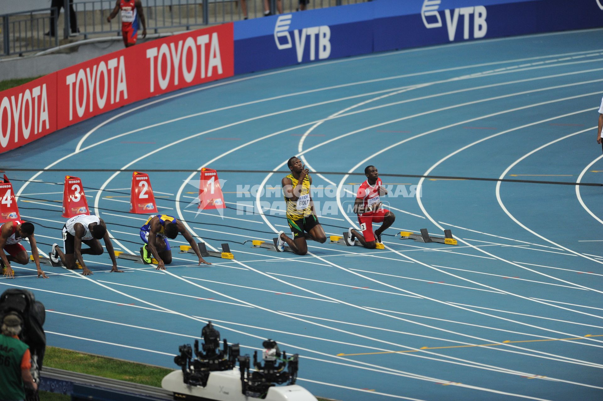 СК `Лужники`.  Чемпионат мира по легкой атлетике 2013.  Бег. 100 метров. Мужчины. На снимке (2-ой справа): спортсмен Усейн Болт (Ямайка).