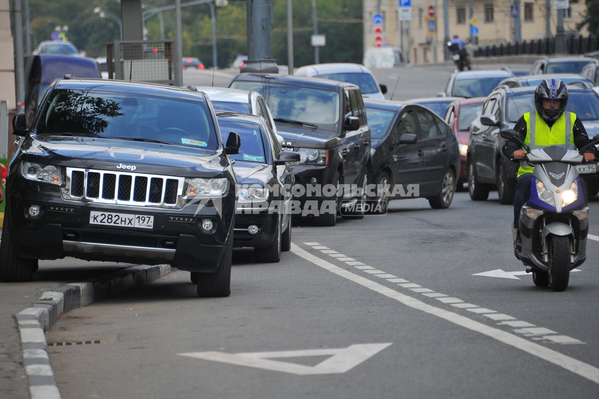 Автомобили припаркованные на выделенной линии.