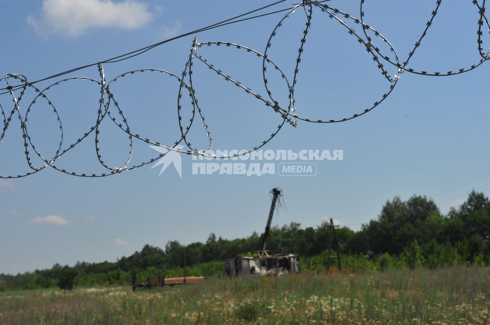 п. Елань-Колено. Люди против добычи никеля в Новохоперском районе. На снимке:  забор с колючей проволокой.