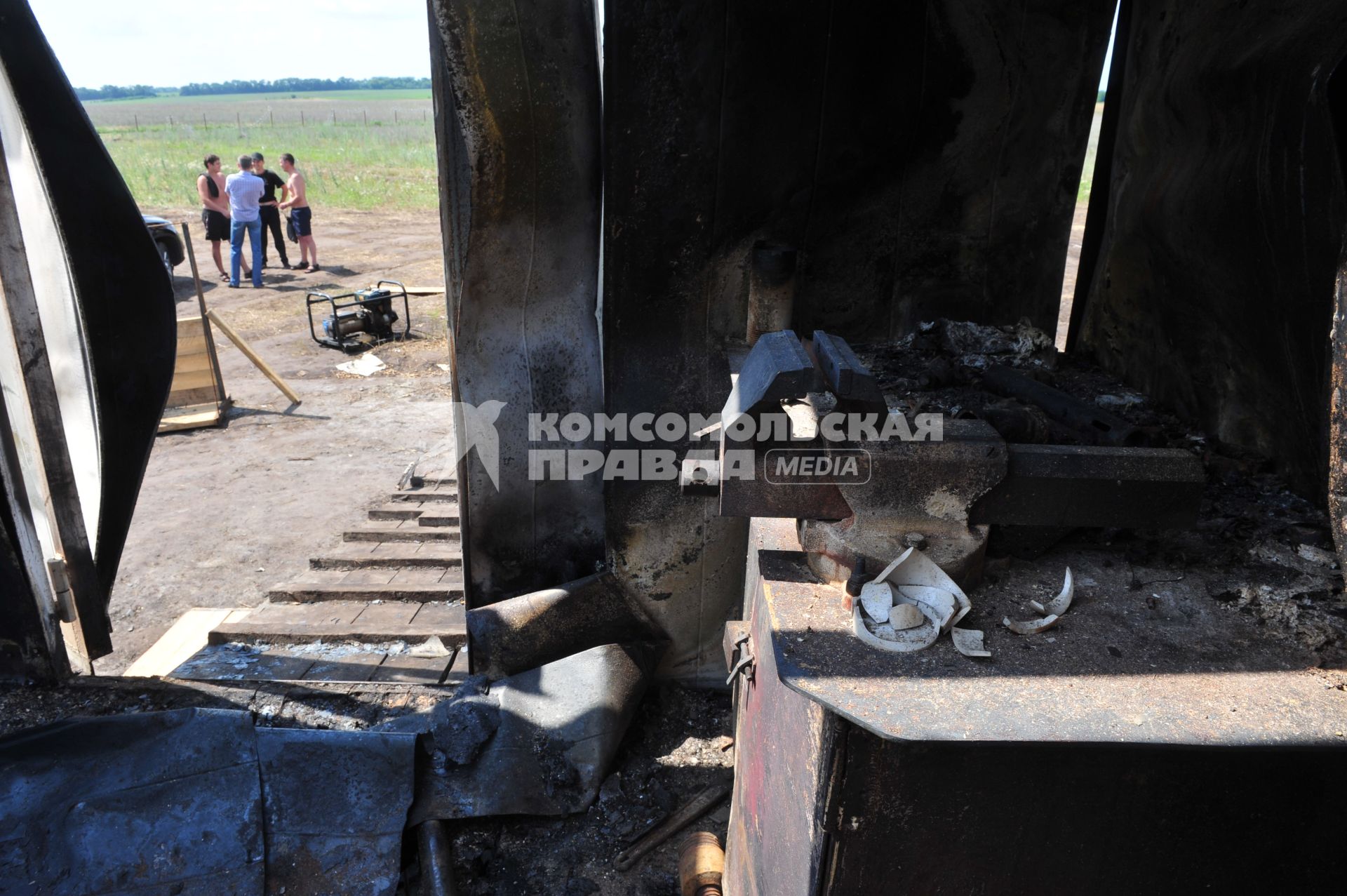 п. Елань-Колено. Люди против добычи никеля в Новохоперском районе. На снимке: сгоревший  геологоразведочный лагерь.