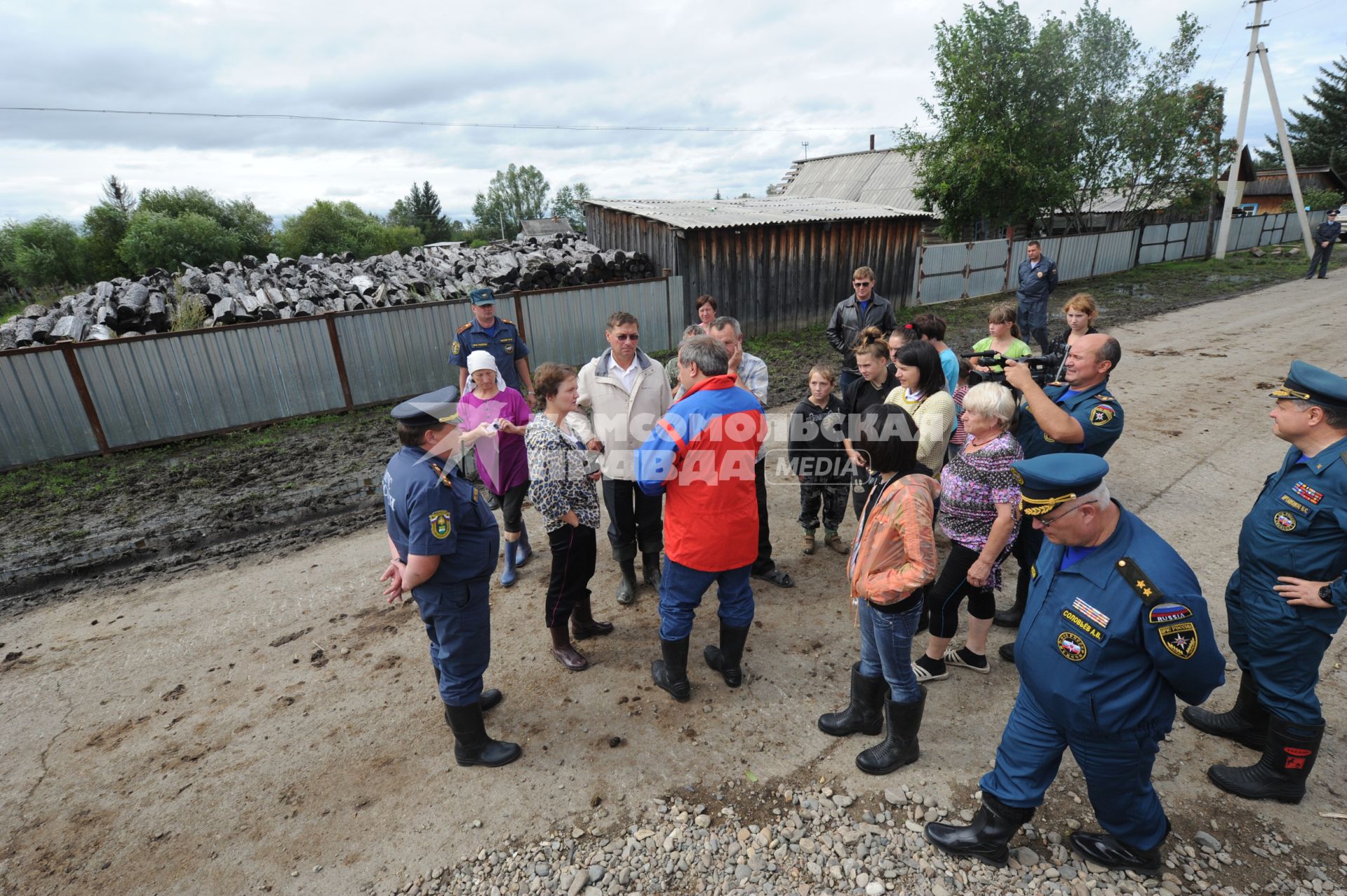 Наводнение в Приамурье. На снимке: министр МЧС РФ Владимир Пучков ((в центре), прибывший в зону подтопления.