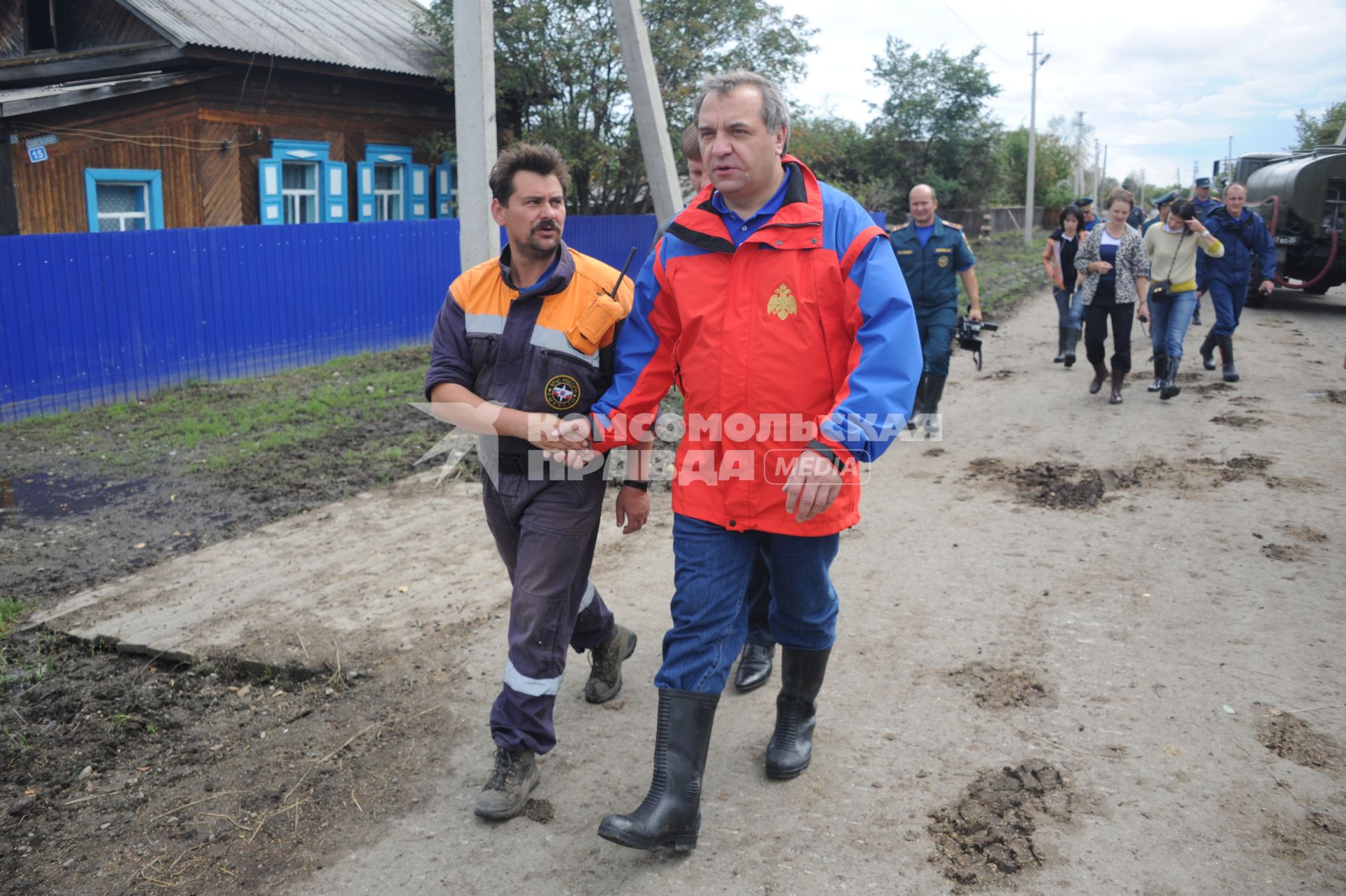 Наводнение в Приамурье. На снимке: министр МЧС РФ Владимир Пучков (справа), прибывший в зону подтопления.