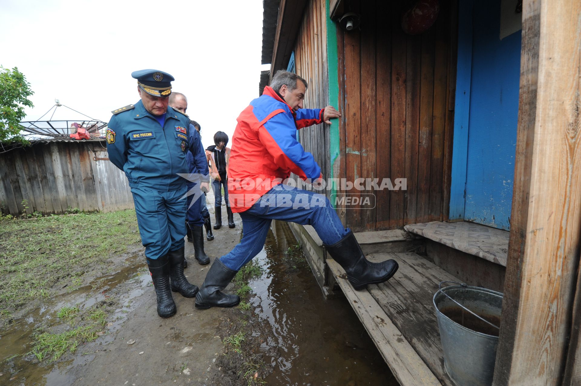 Наводнение в Приамурье. На снимке: министр МЧС РФ Владимир Пучков (справа) и его заместитель, статс-секретарь Владимир Артамонов (слева), прибывшие в зону подтопления.