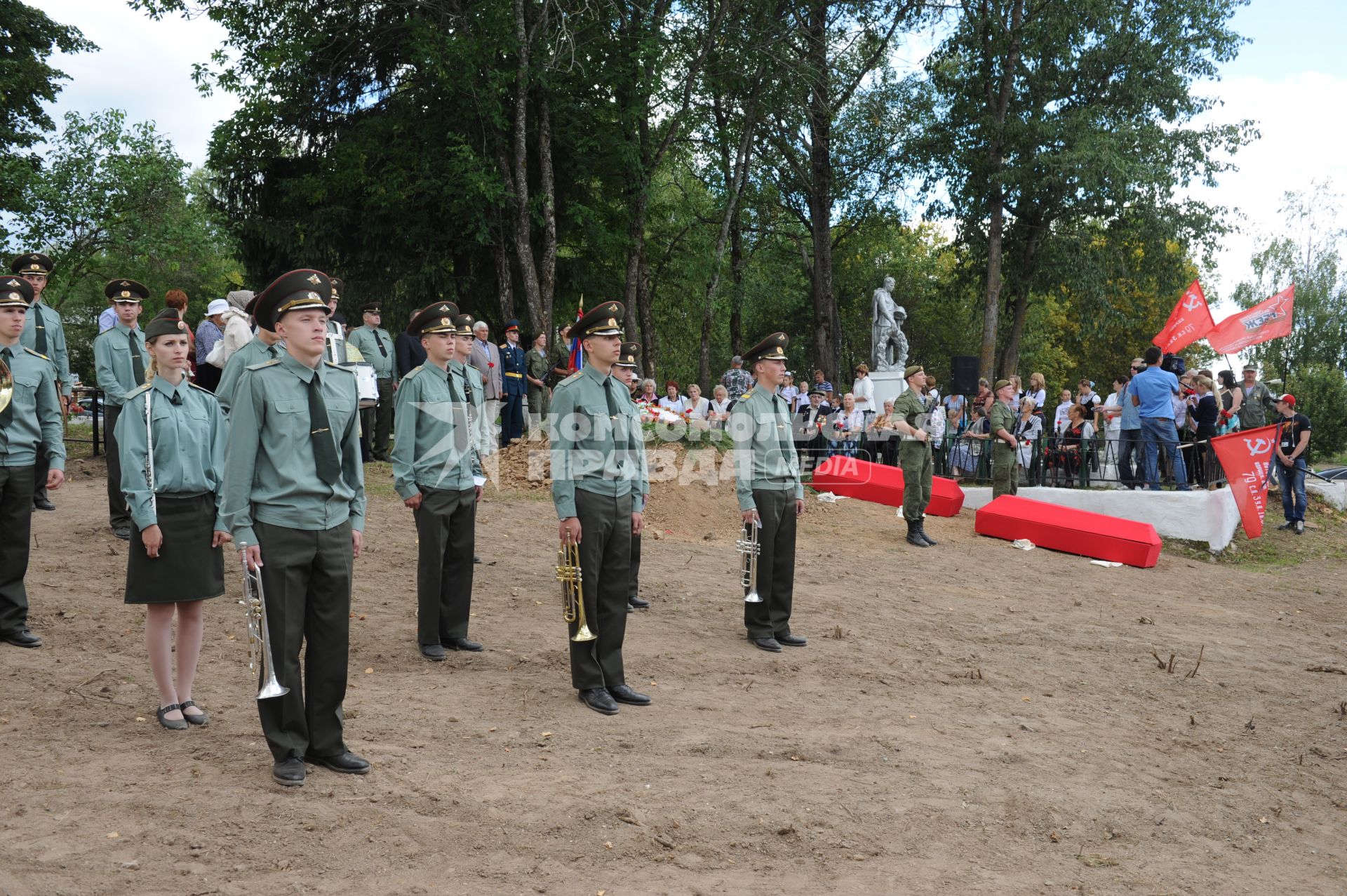 Село Семеновское. Перезахоронение 29-ти безымянных солдат, найденных поисковыми отрядами весной 2013 года возле с.Семеновское, которое было освобождено от фашистов 20 августа 1942 года.