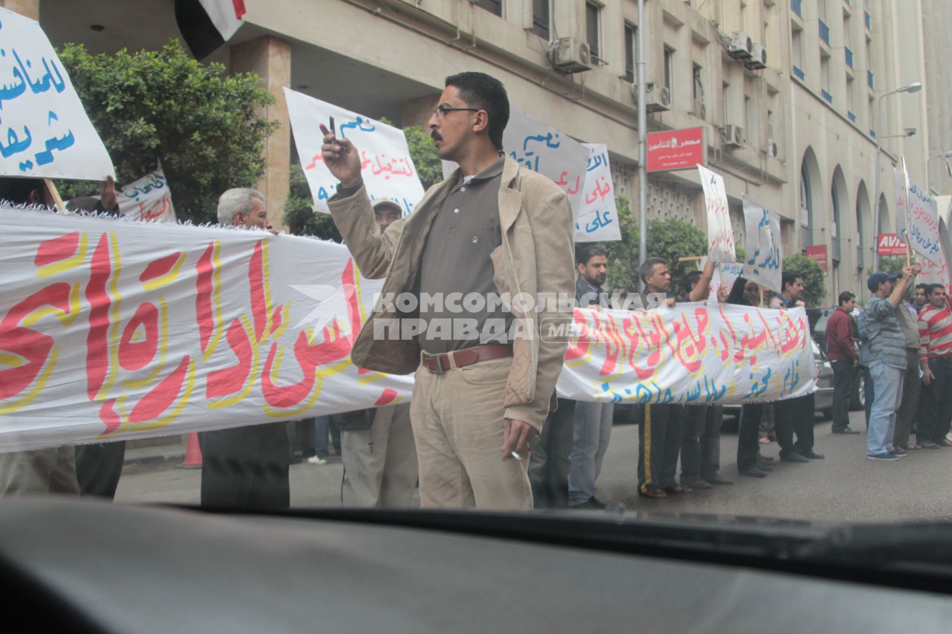 Каир. На снимке: демонстрация в поддержку нового правительства Египта в одном из переулков площади Тахрир.