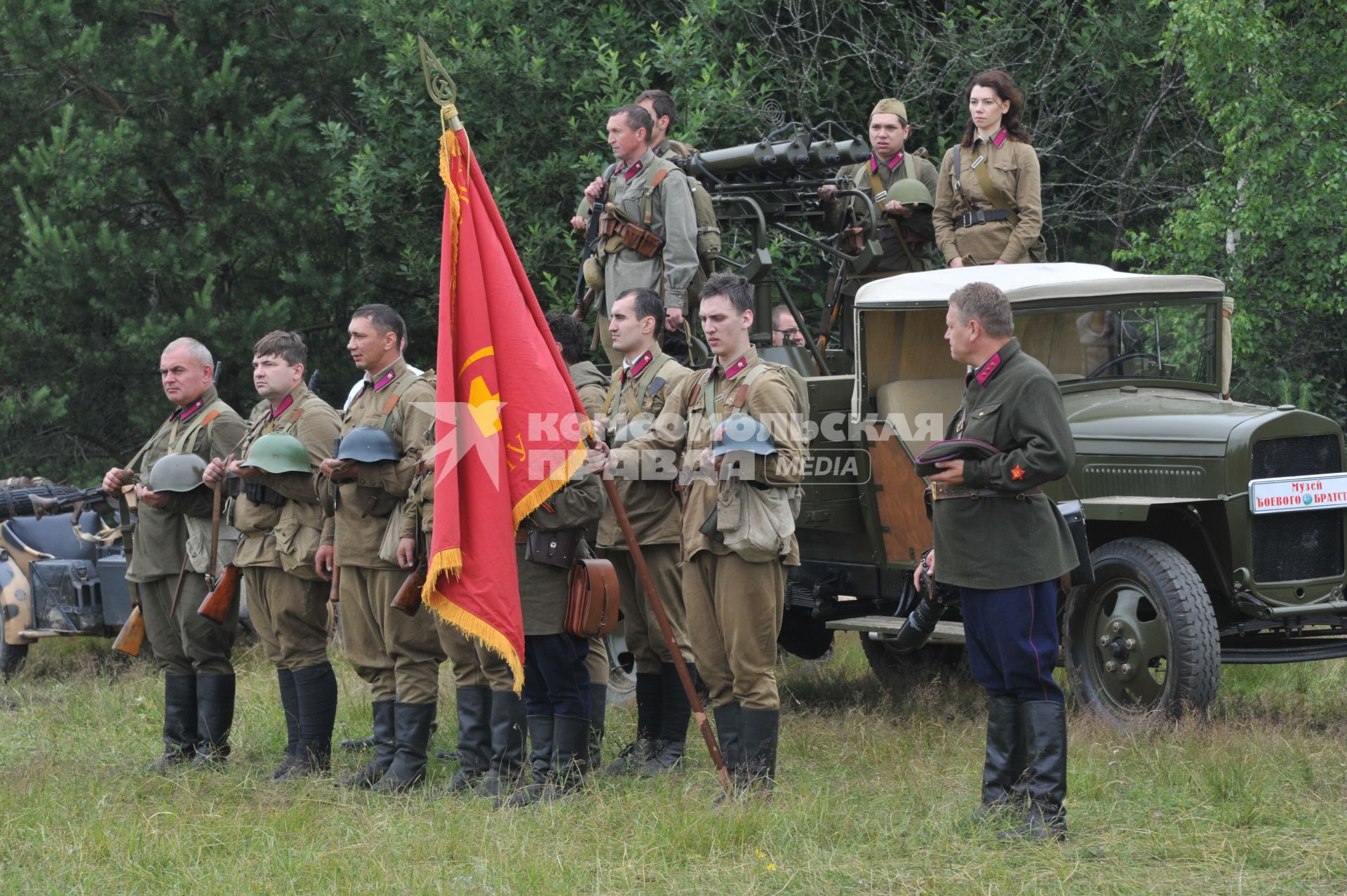 Военно-историческая реконструкция событий Второй мировой. На снимке: солдаты с боевым знаменем.