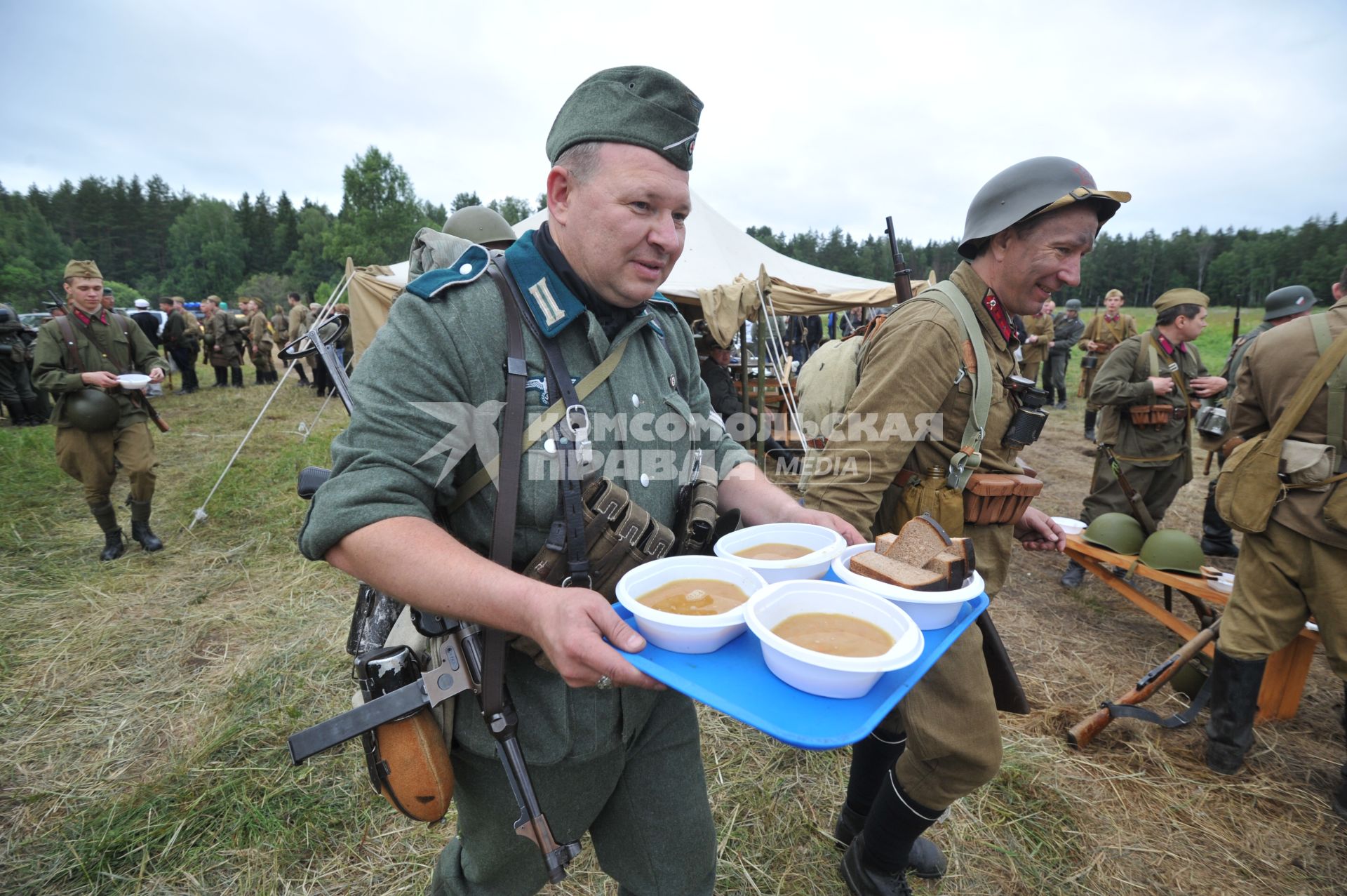 Военно-историческая реконструкция событий Второй мировой. На снимке: солдаты во время приема пищи.