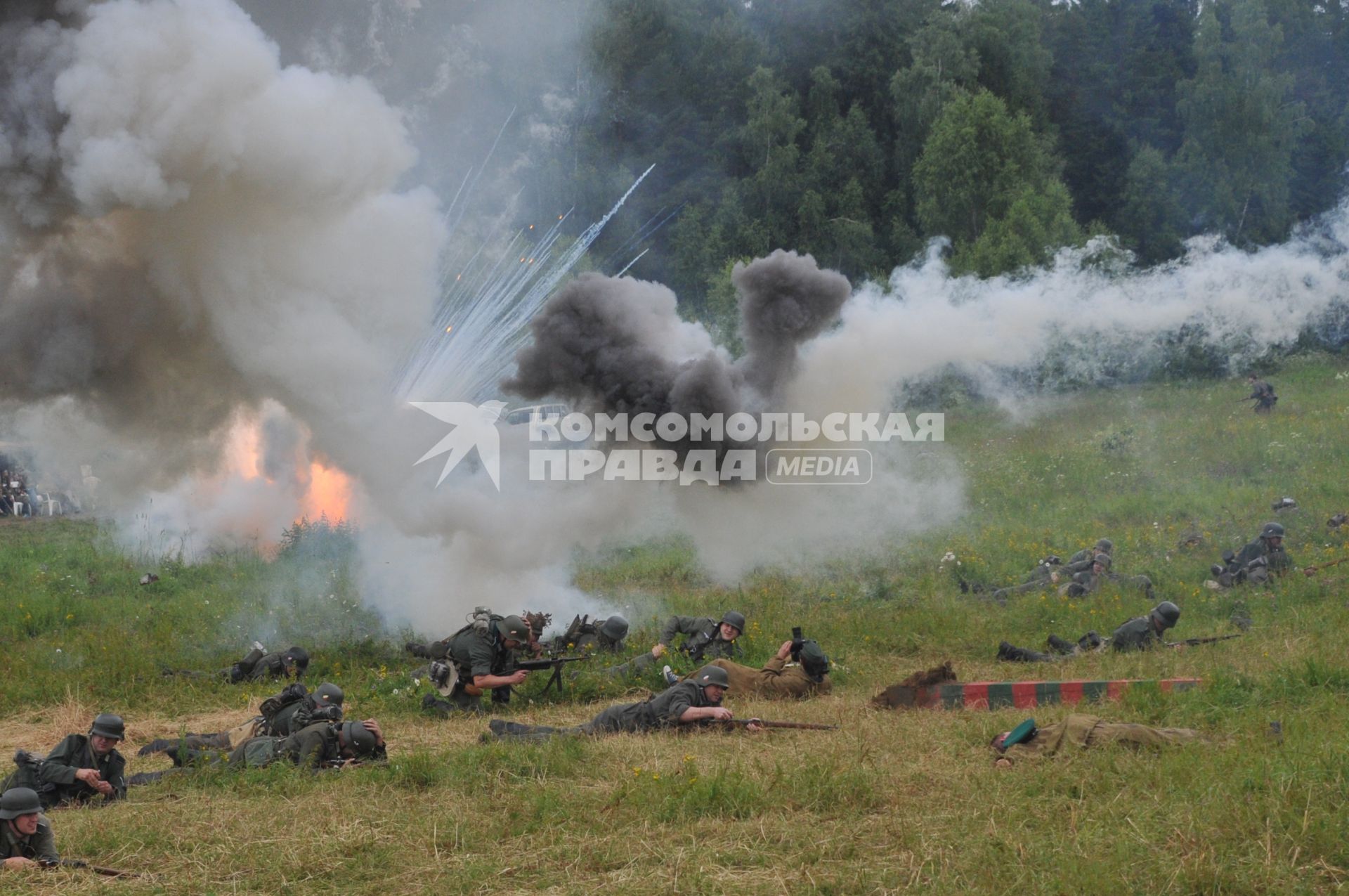 Военно-историческая реконструкция событий Второй мировой. На снимке: боевые действия.