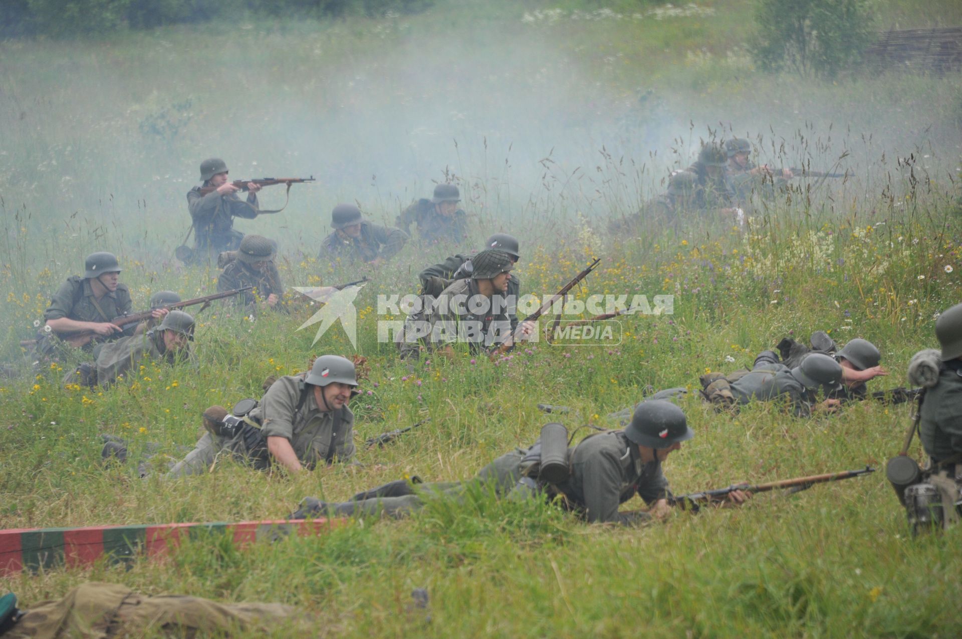 Военно-историческая реконструкция событий Второй мировой. На снимке: боевые действия.