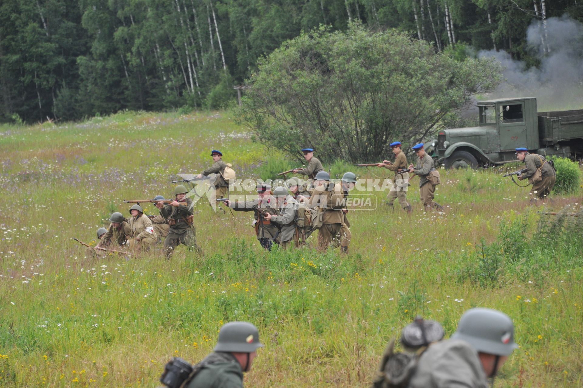 Военно-историческая реконструкция событий Второй мировой. На снимке: боевые действия.