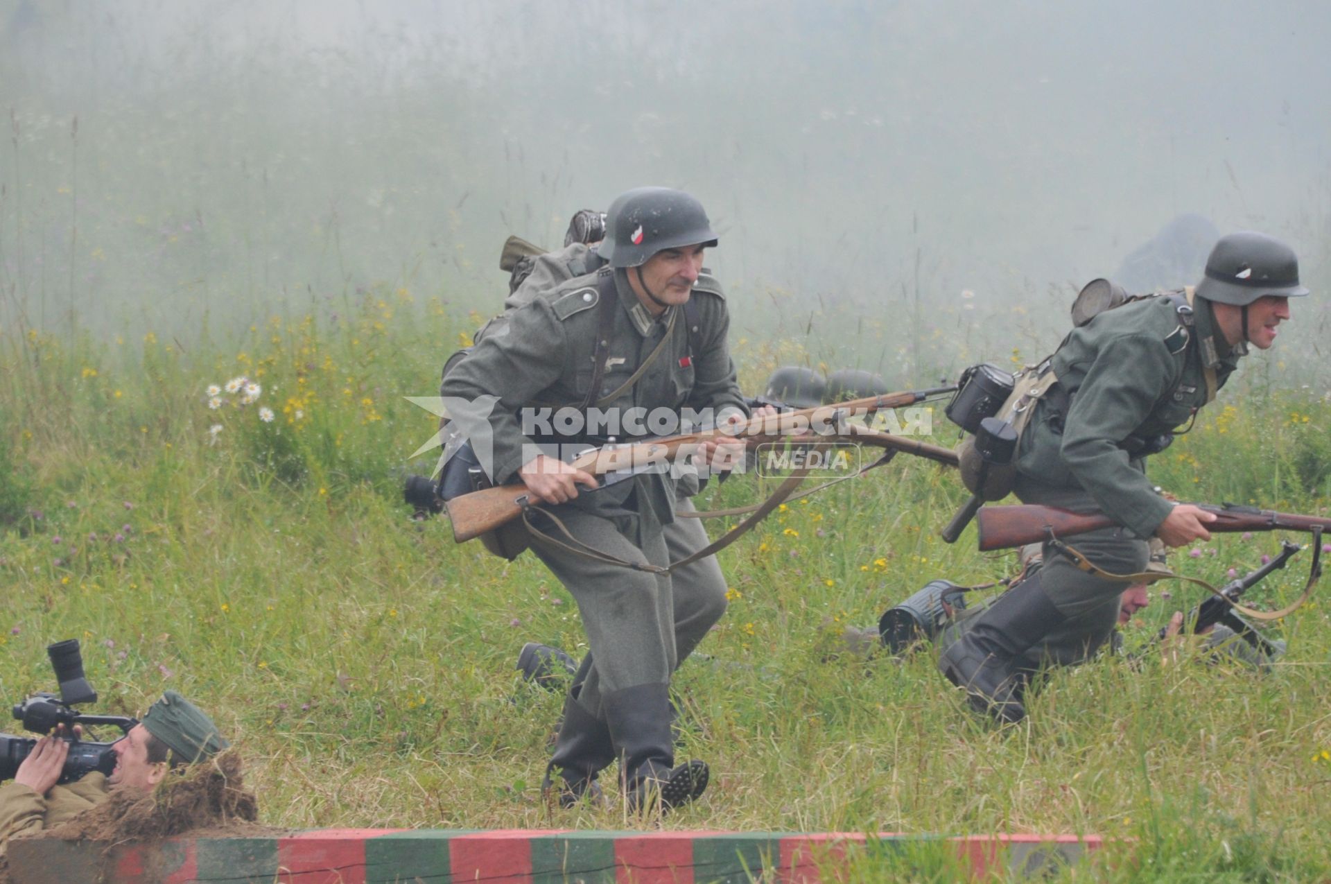 Военно-историческая реконструкция событий Второй мировой. На снимке: боевые действия.