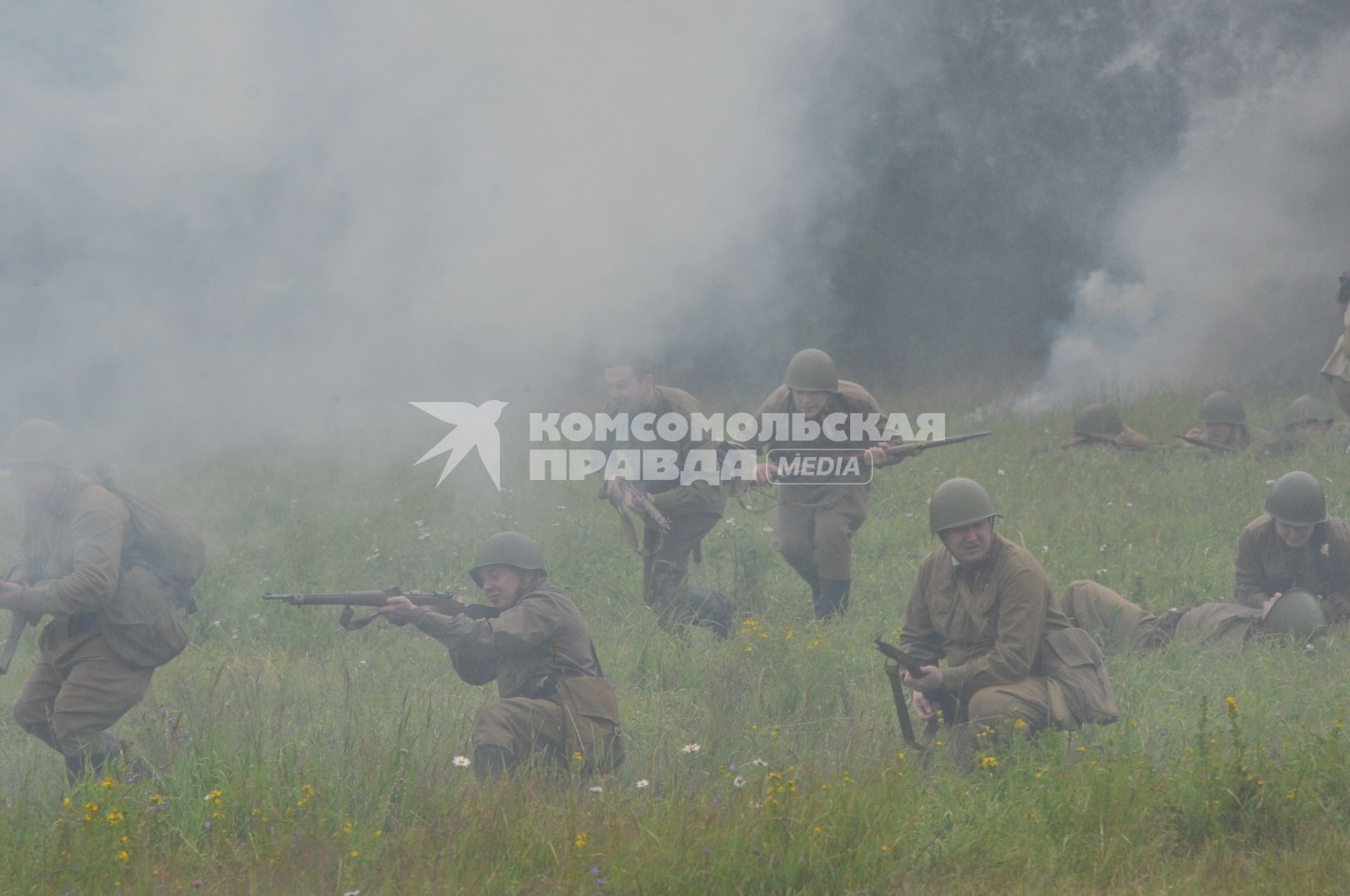 Военно-историческая реконструкция событий Второй мировой. На снимке: боевые действия.