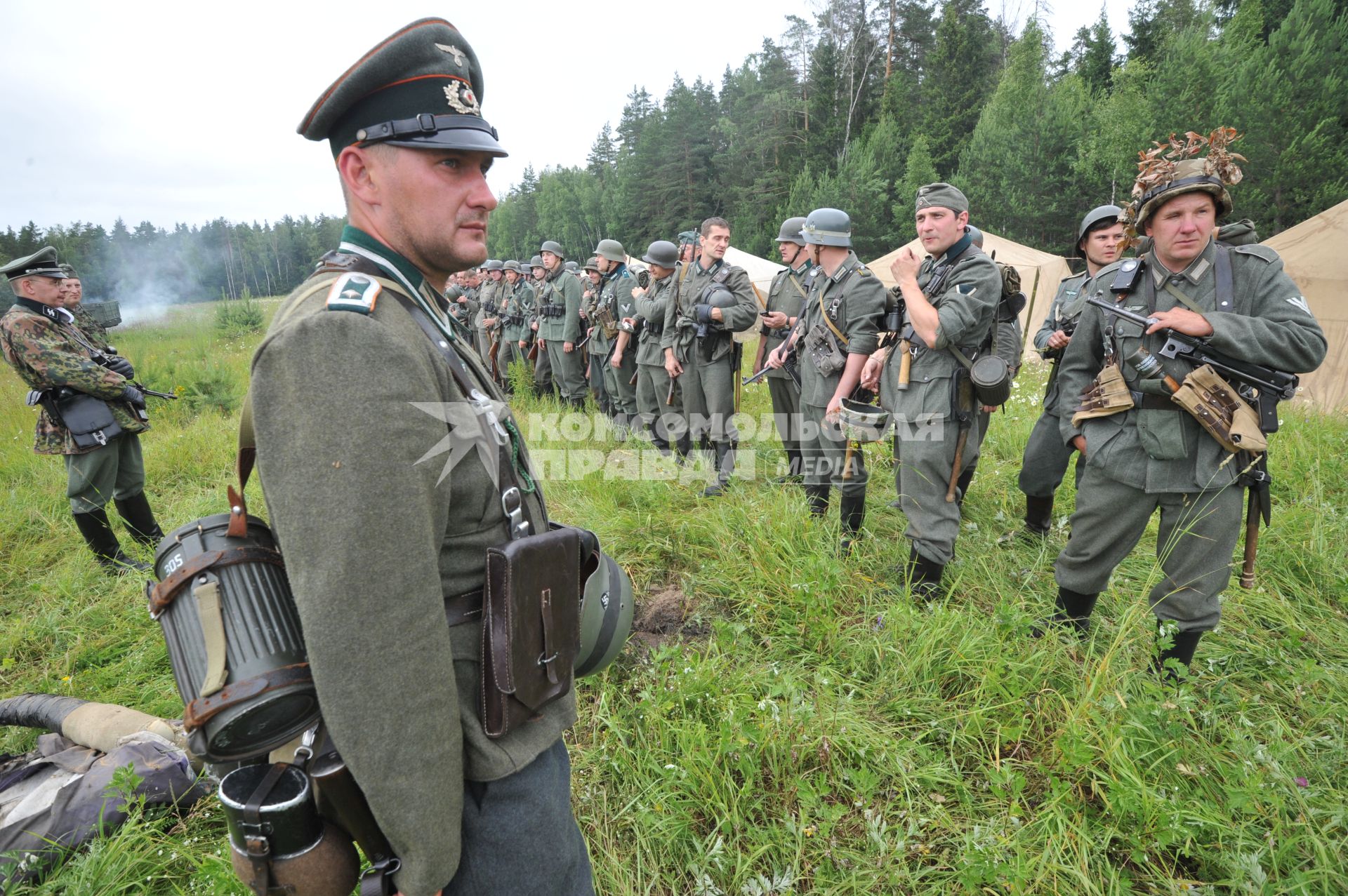 Военно-историческая реконструкция событий Второй мировой. На снимке: участники реконструкции, солдаты в немецкой военной форме времен ВОВ.