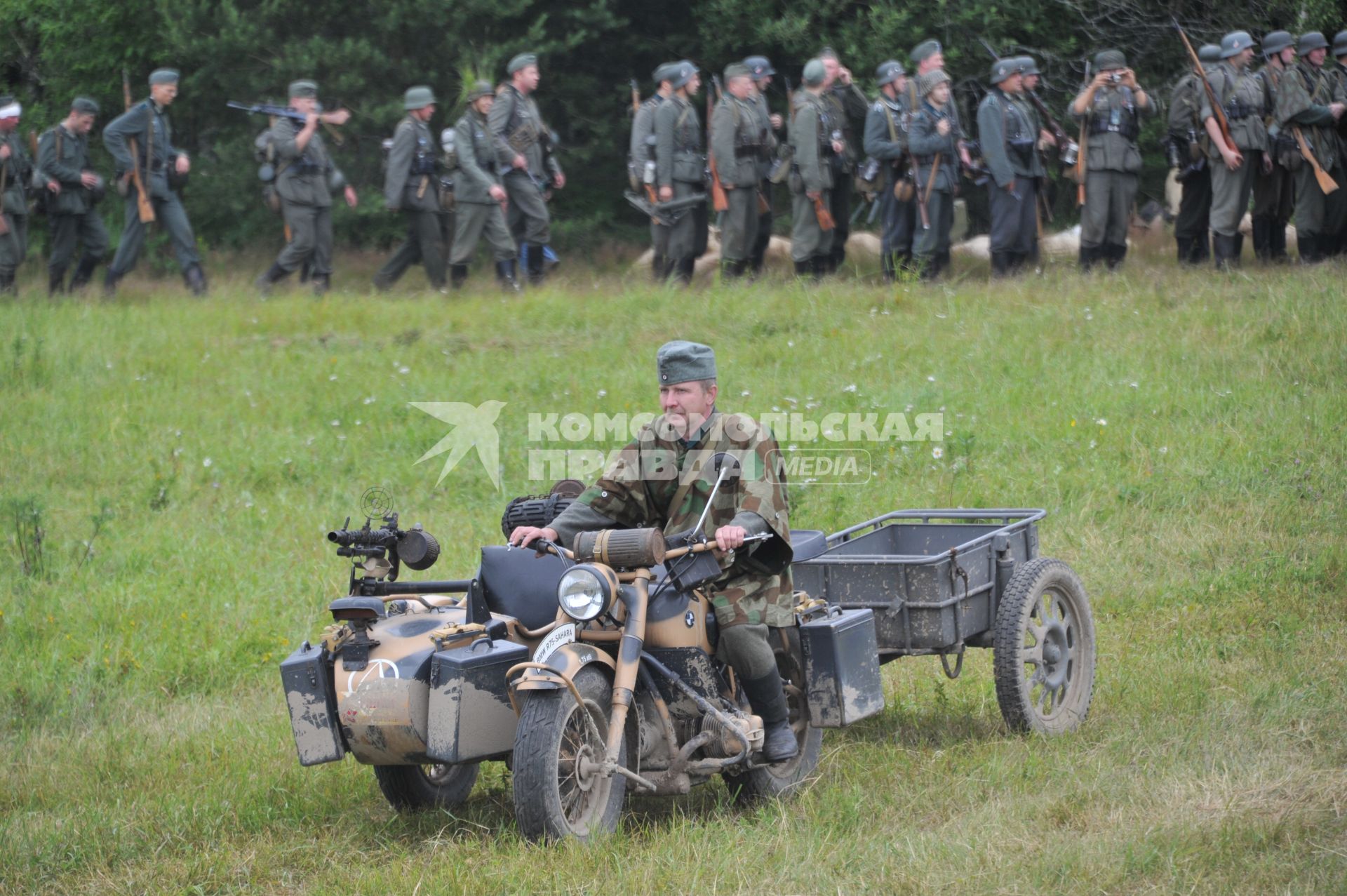 Военно-историческая реконструкция событий Второй мировой. На снимке: участники военной реконструкции, солдат в немецкой форме времен ВОВ.