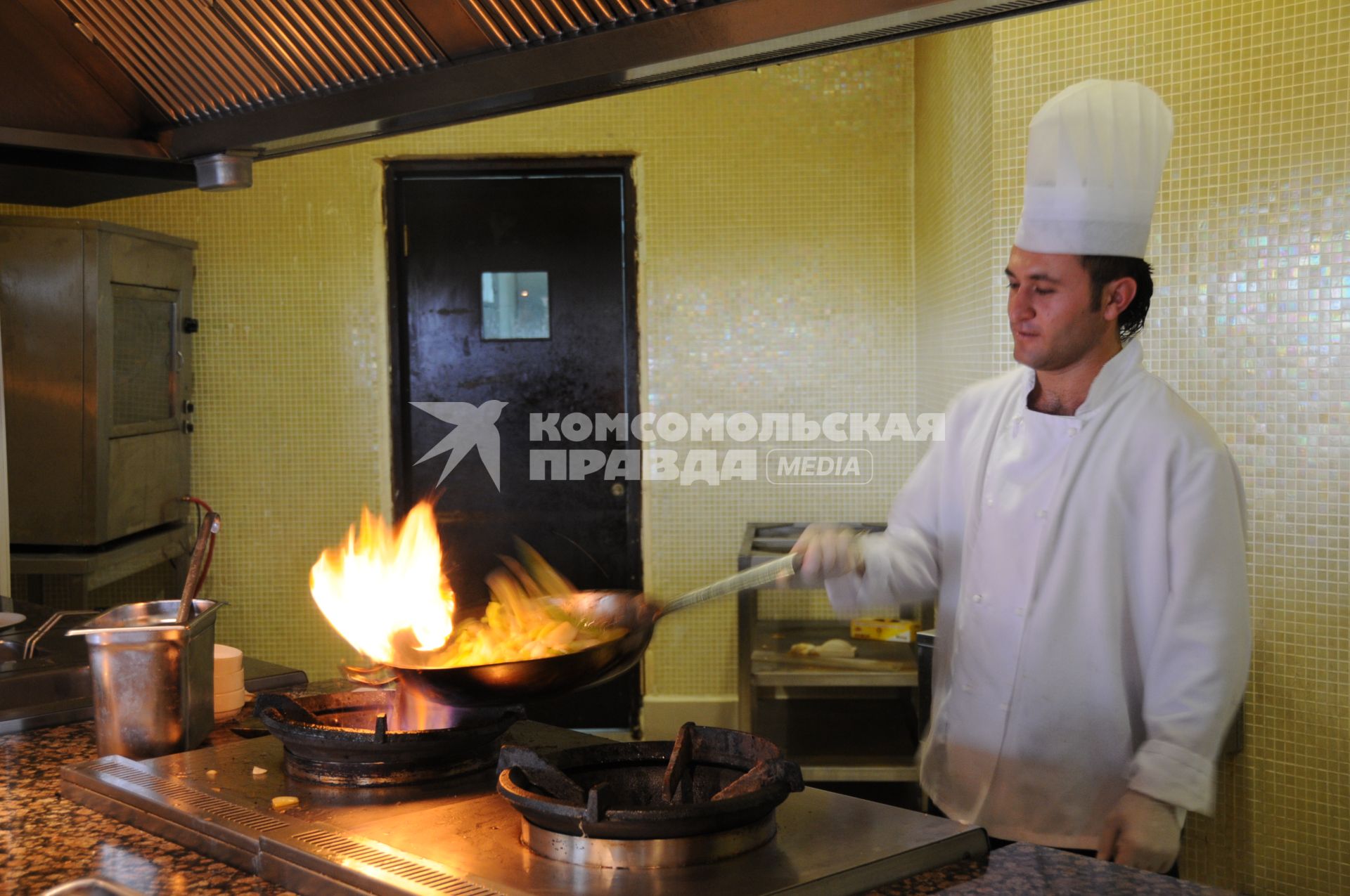 Анталья. На снимке: повар готовит мясное блюдо на огне.