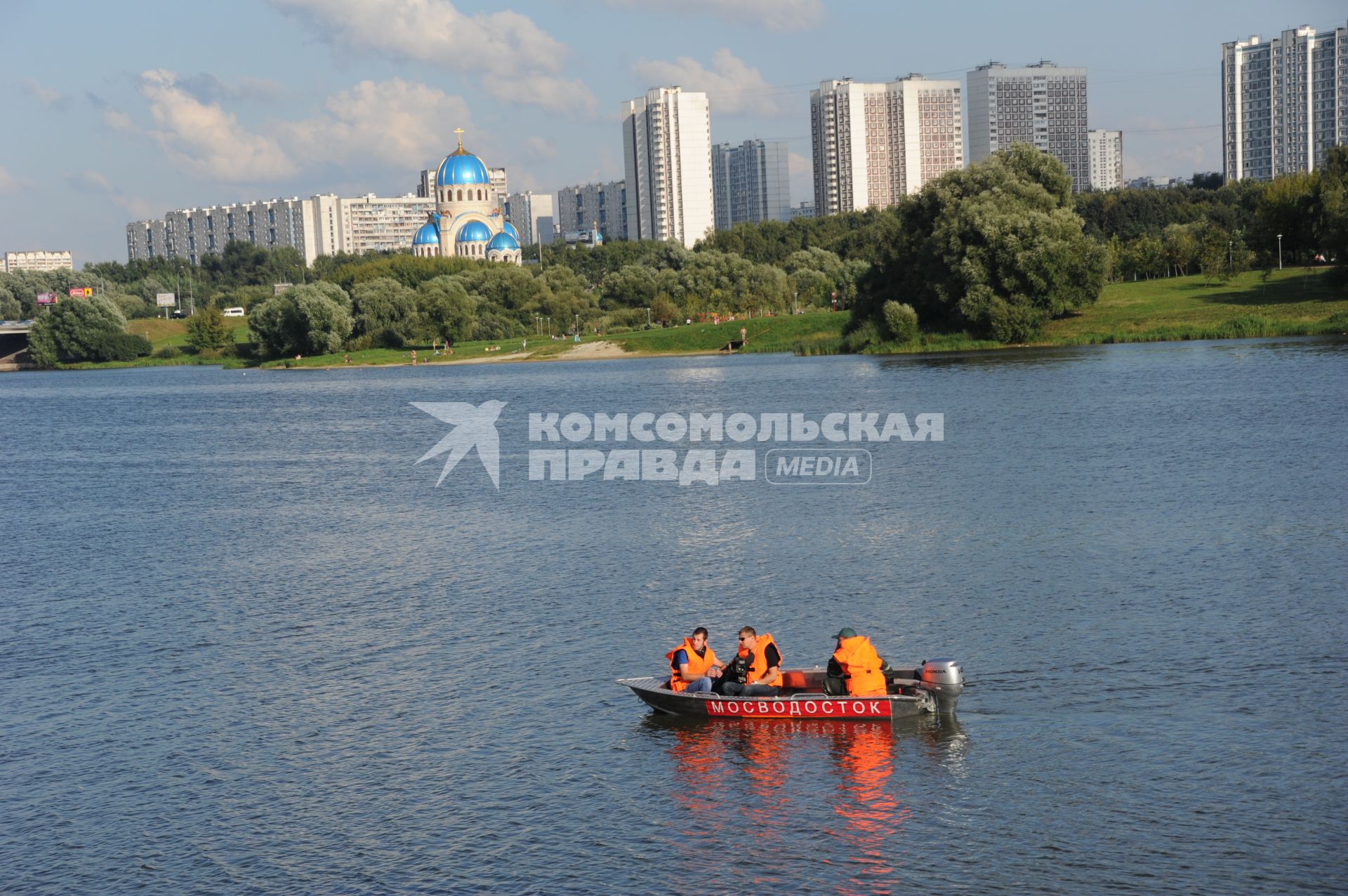 Борисовские пруды. На снимке: мужчины в лодке с надписью `Мосводосток`