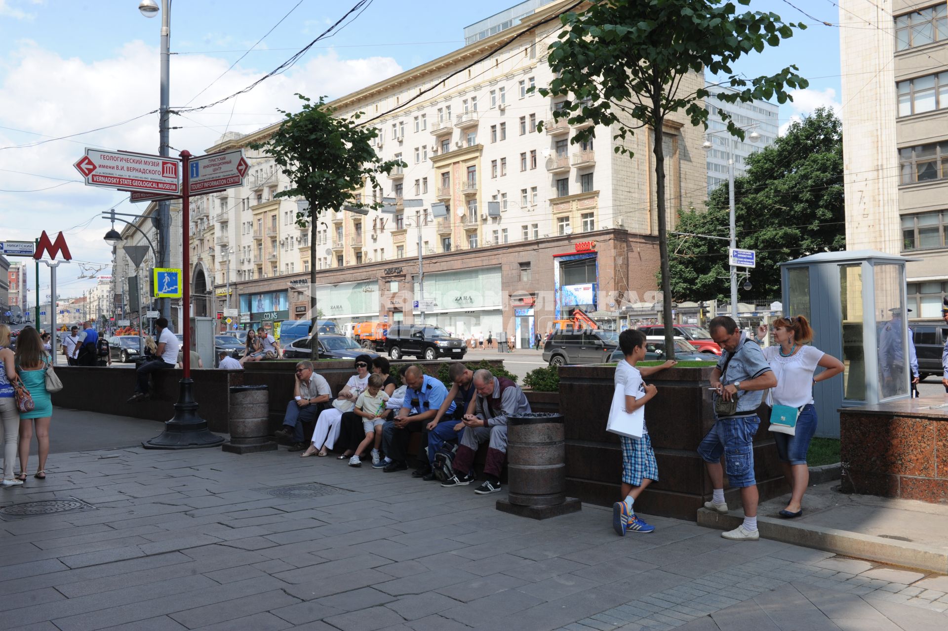 Благоустройство и озеленение Москвы. На снимке: деревья в кадках из гранита на Тверской улице.