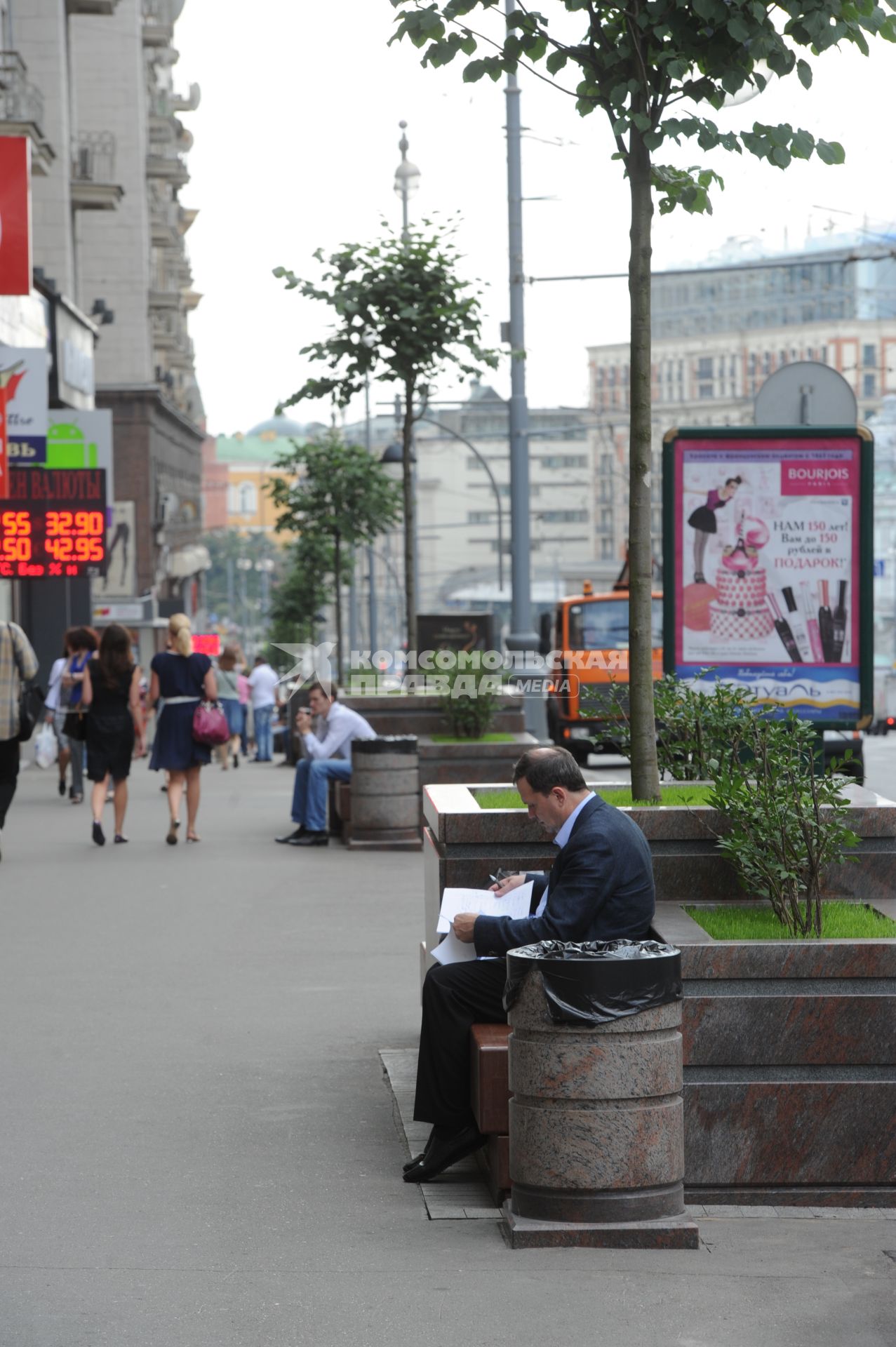 Благоустройство и озеленение Москвы. На снимке: деревья в кадках из гранита на Тверской улице.