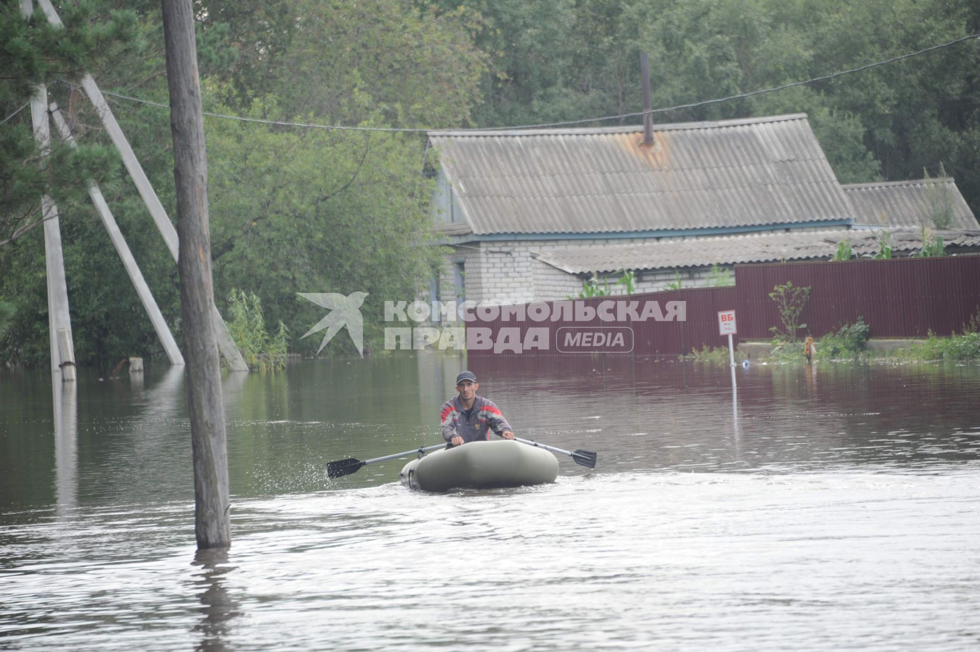 Наводнение в Приамурье. На снимке:  мужчина плывет на надувной лодке