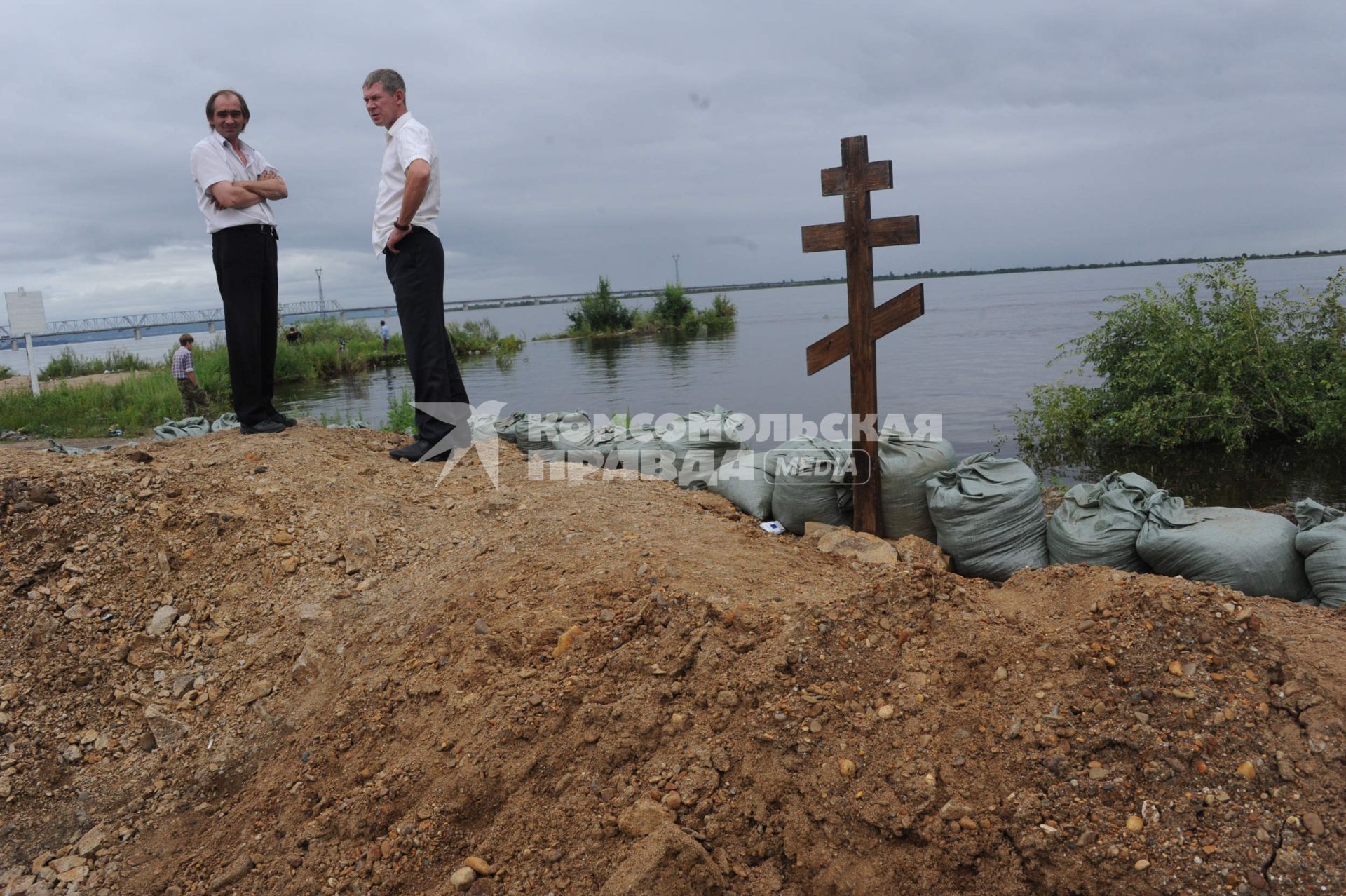 Наводнение в Приамурье. На снимке: крест на месте затопления.