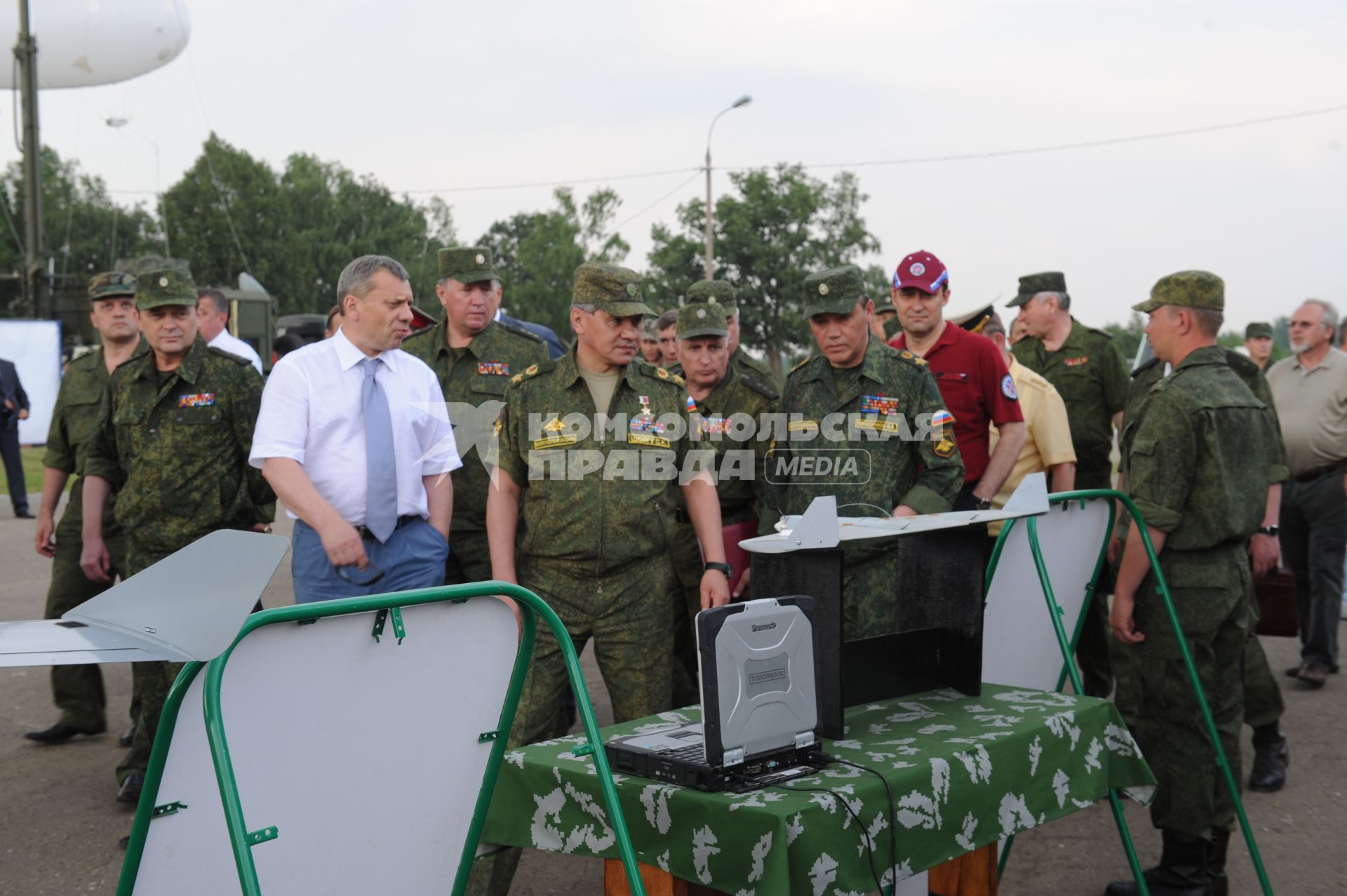 Учебно-тренировочный комплекс общевойскового полигона `Алабино`. Демонстрация комплексов беспилотных летательных аппаратов (БПЛА). На снимке: министр обороны РФ Сергей Шойгу (пятый слева) и начальник Генерального штаба ВС РФ, генерал армии Валерий Герасимов (третий справа).