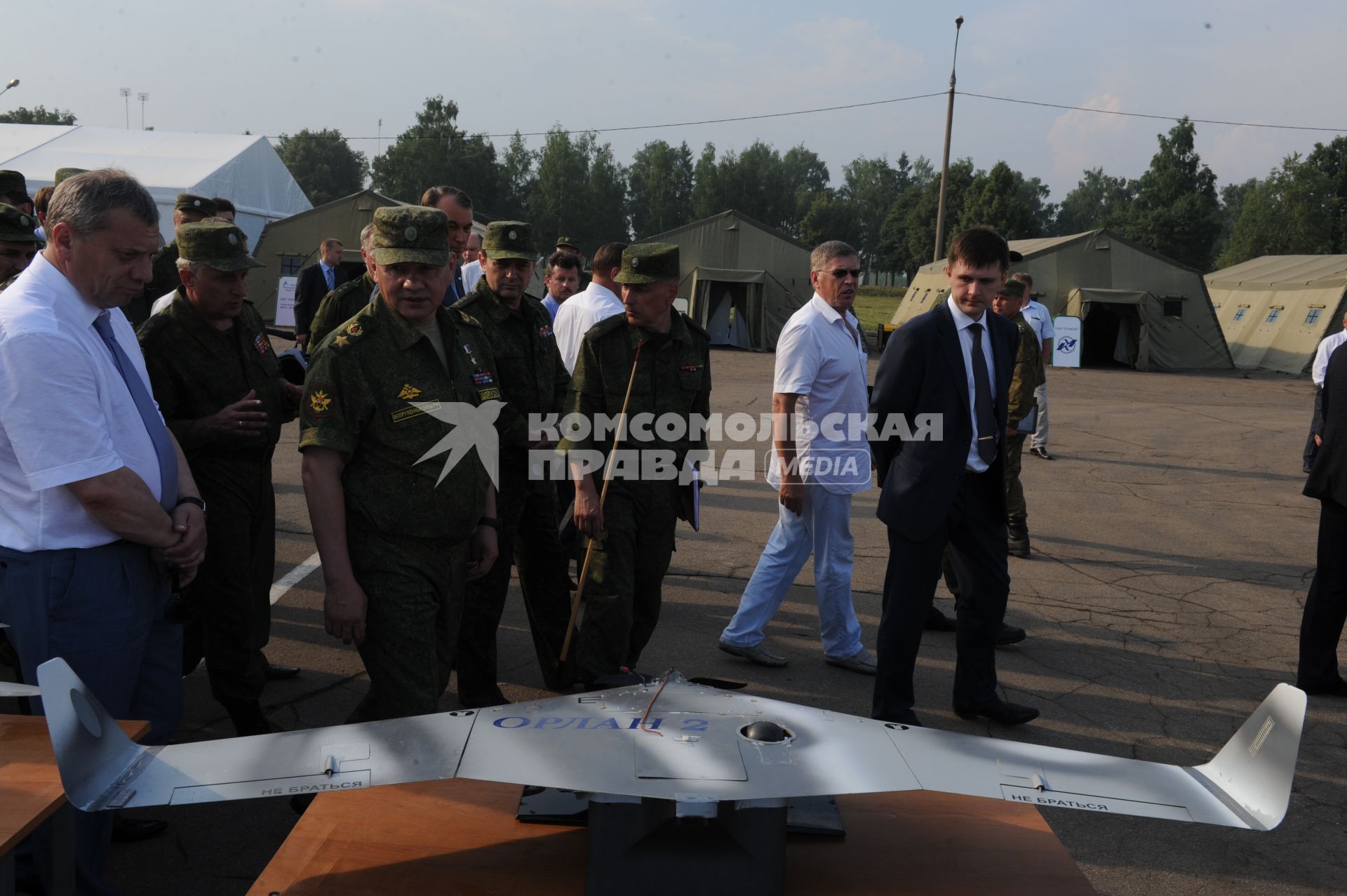 Учебно-тренировочный комплекс общевойскового полигона `Алабино`. Демонстрация комплексов беспилотных летательных аппаратов (БПЛА). На снимке: министр обороны РФ Сергей Шойгу (в центре) и главный редактор, генеральный директор ИД `Комсомольская правда` Владимир Сунгоркин (второй справа).