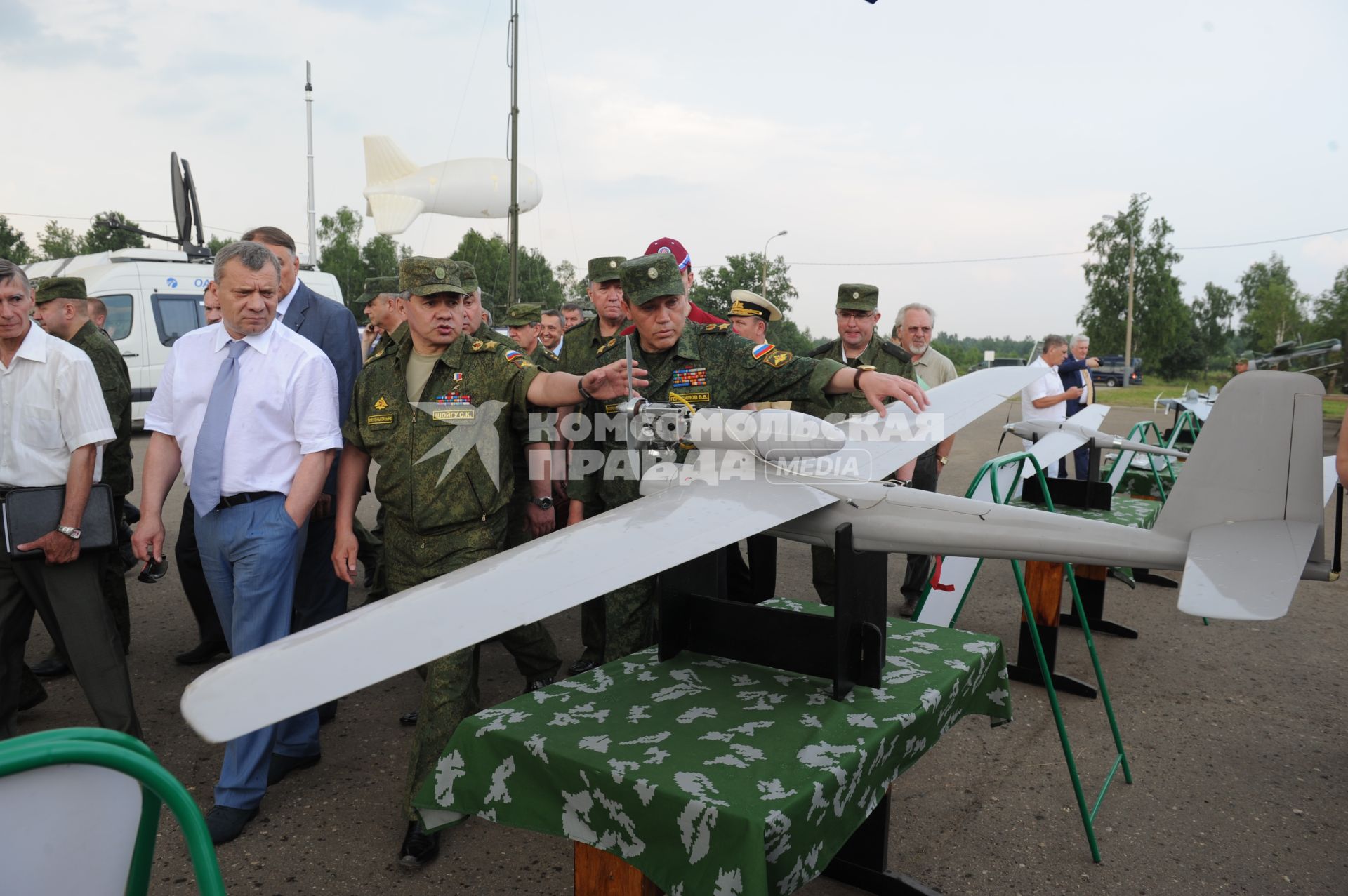 Учебно-тренировочный комплекс общевойскового полигона `Алабино`. Демонстрация комплексов беспилотных летательных аппаратов (БПЛА). На снимке: министр обороны РФ Сергей Шойгу (в центре) и начальник Генерального штаба ВС РФ, генерал армии Валерий Герасимов (справа).