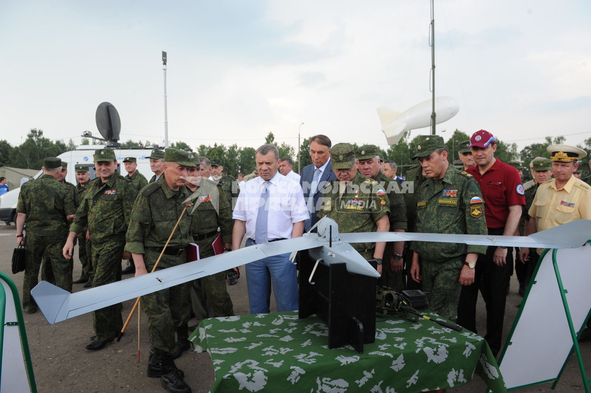 Учебно-тренировочный комплекс общевойскового полигона `Алабино`. Демонстрация комплексов беспилотных летательных аппаратов (БПЛА). На снимке: министр обороны РФ Сергей Шойгу (пятый справа) и начальник Генерального штаба ВС РФ, генерал армии Валерий Герасимов (третий справа).