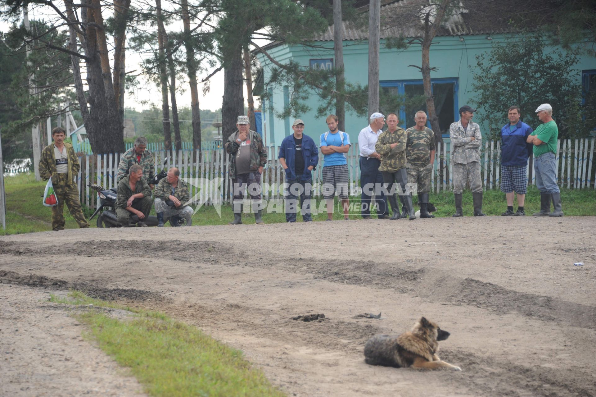 Наводнение в Приамурье. На снимке: местные жители.