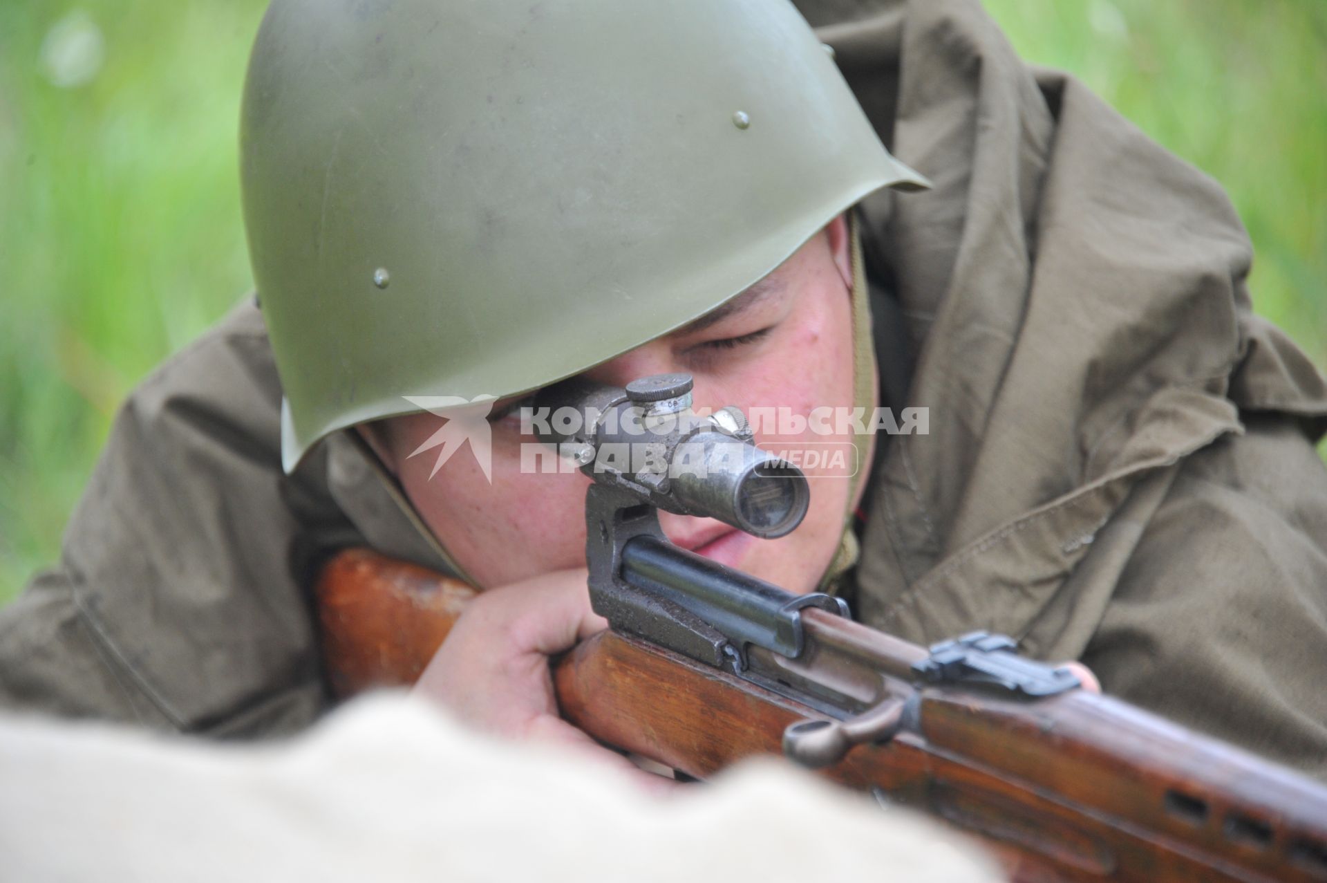 Военно-историческая реконструкция событий Второй мировой. На снимке: солдат смотрит в прицел